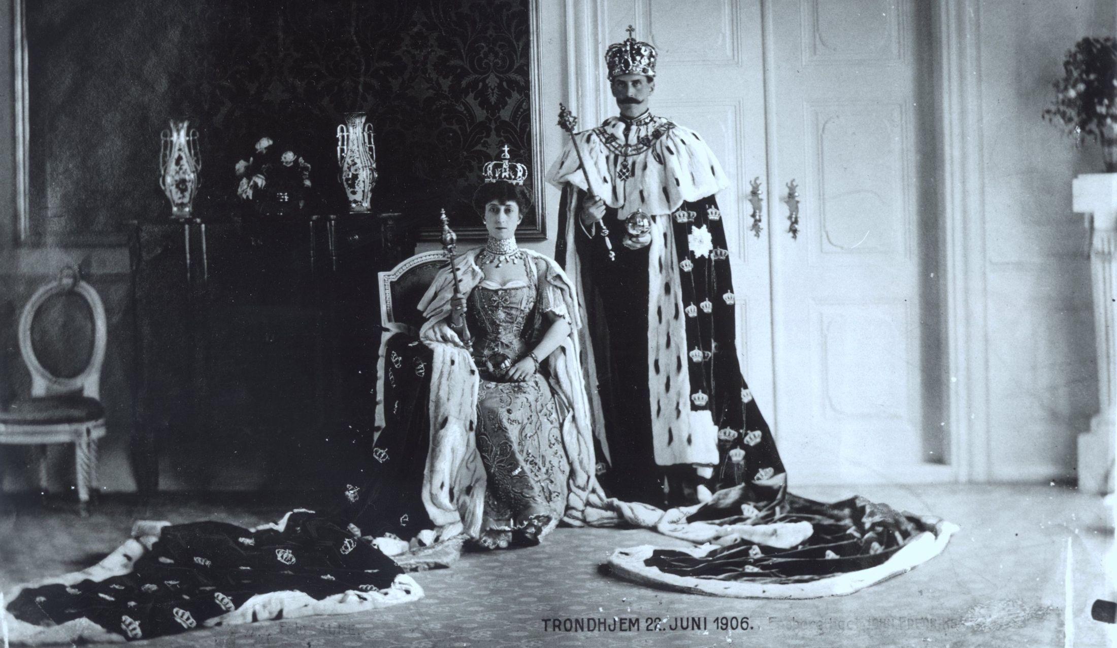 BLE KRONET: Kong Haakon og dronning Maud, med kappe, krone og septer, under kroningen i Trondheim 1906. Dronning Mauds kjole var gullfarget. Foto: TT
