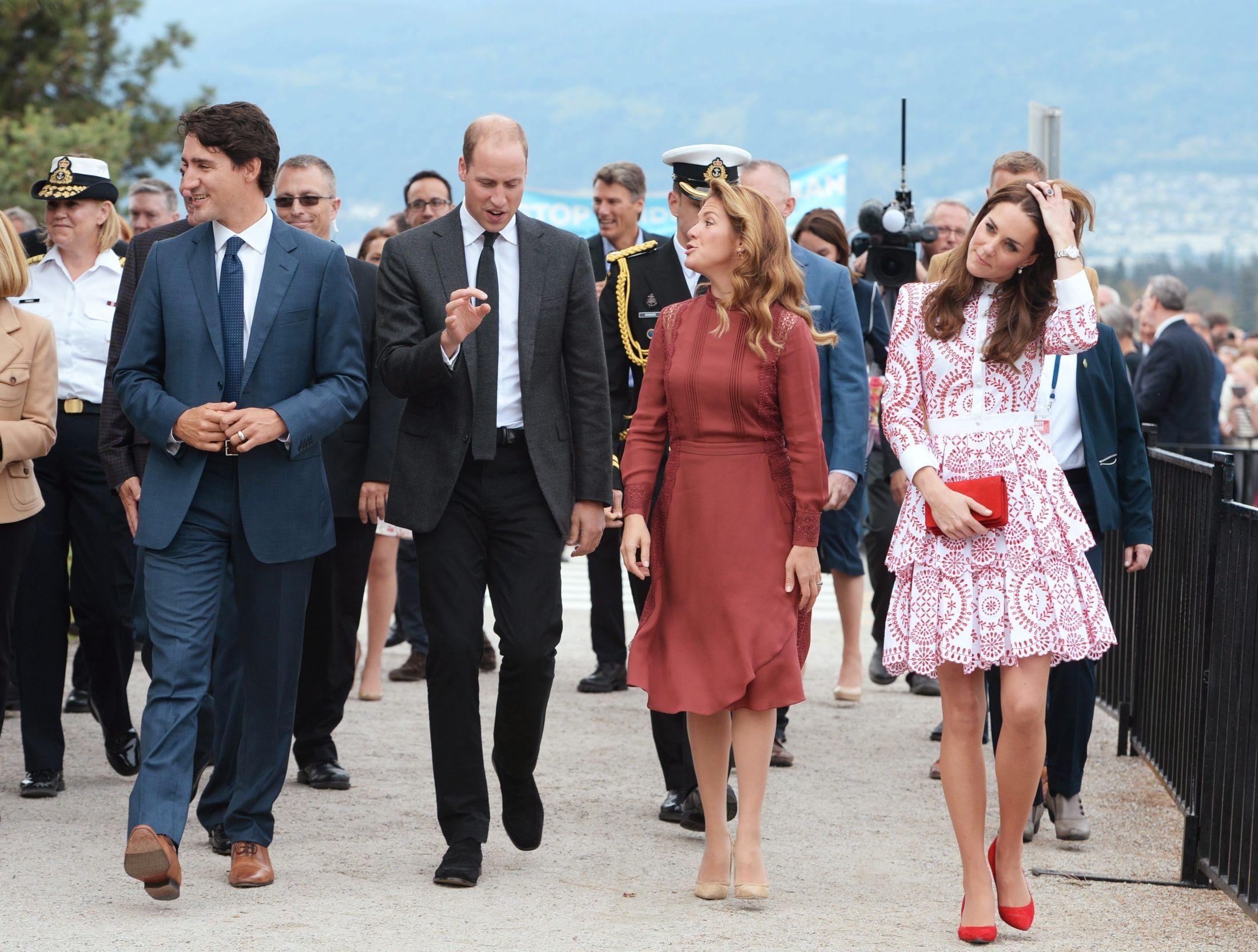 RUNDTUR: William og Kate har reist på en åtte dager lang Canada-tur med barna prins George og prinsesse Charlotte. Her er hertugparet sammen med det canadiske statsministerparet Justin Trudeau og Sophie Gregoire Trudeau. Foto: NTB scanpix