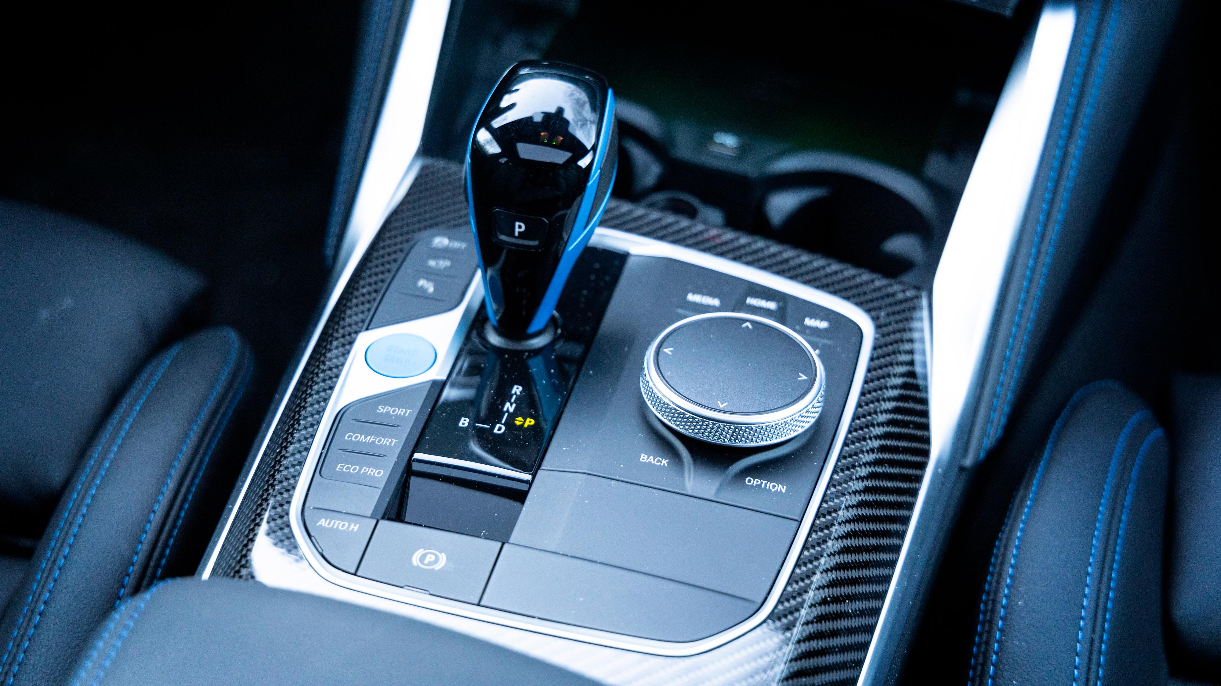 Kjøremoduser og en del annet er tilgjengelig med fysiske knapper i midtkonsollen. Du kan velge mellom Sport, Comfort og Eco, med muligheter for å lage egne individuelle oppsett for styring, fjæring og liknende under hver modus. 
