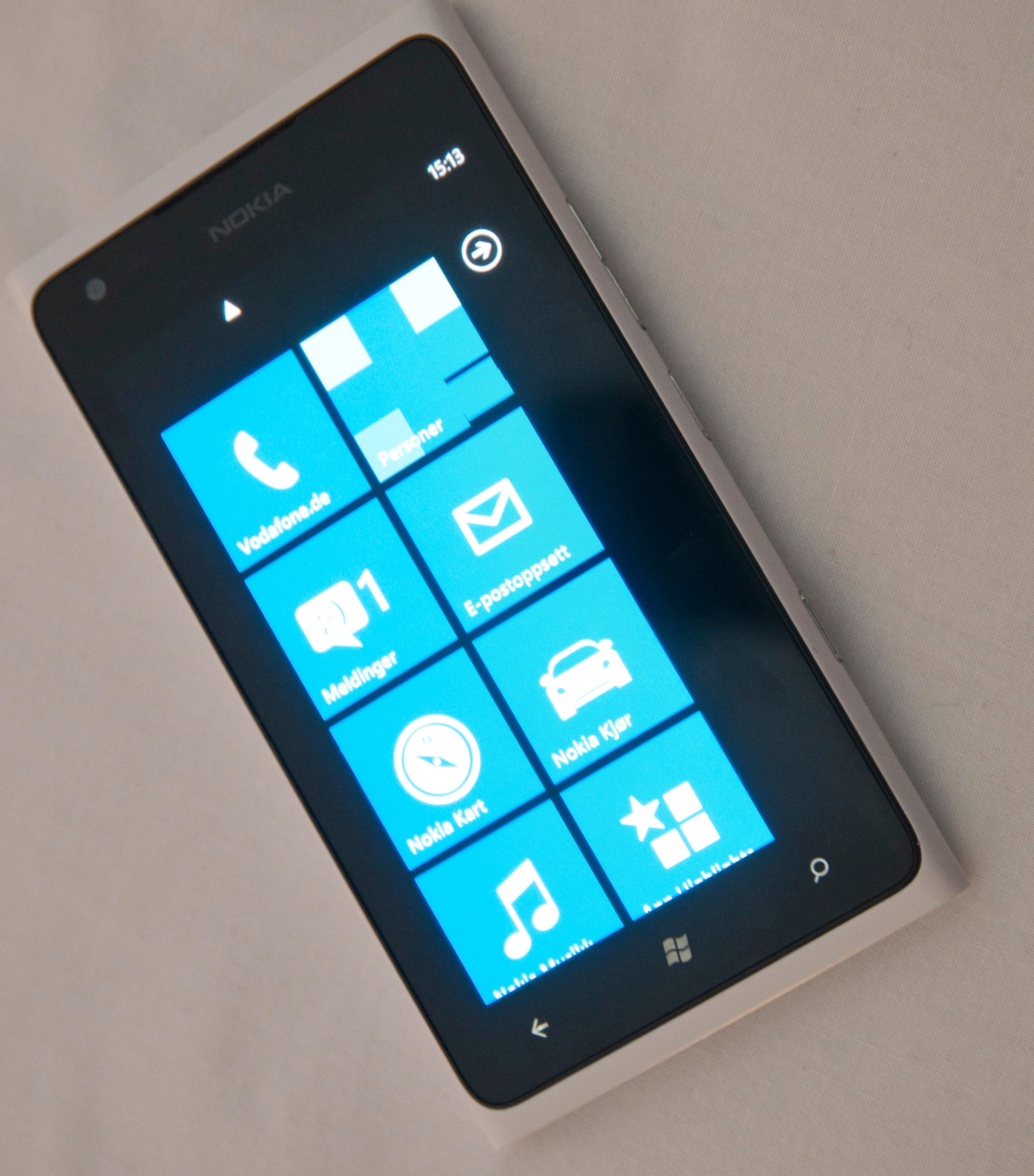 Likheten til forgjengeren, Lumia 900, er slående ...