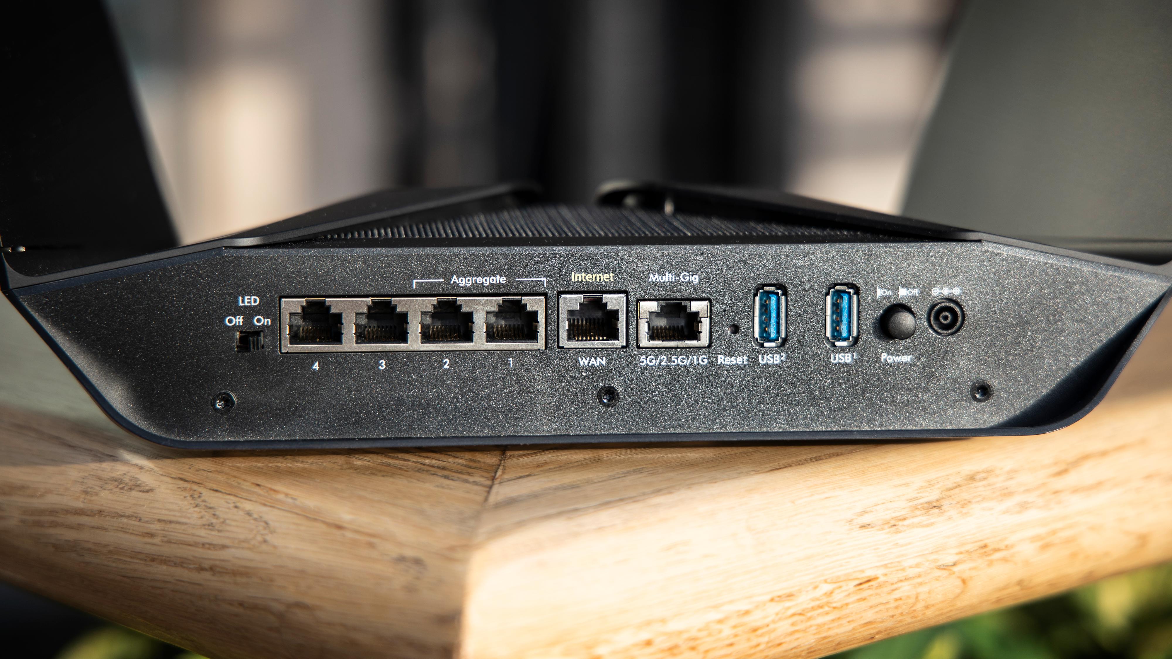 Netgear-ruteren har én WAN-port og fem LAN-porter, hvorav den ene LAN-porten takler inntil 5 Gbit/sek. To USB-A-porter lar deg koble til nettverksdisker og liknende.