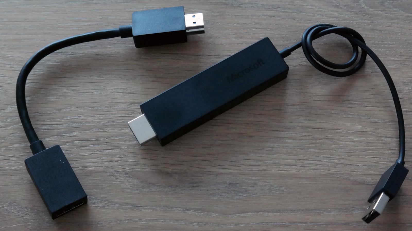 Når du kjøper adapteren får du med en kort HDMI-overgang som gjør tilkoblingen til mottaker mer fleksibel.