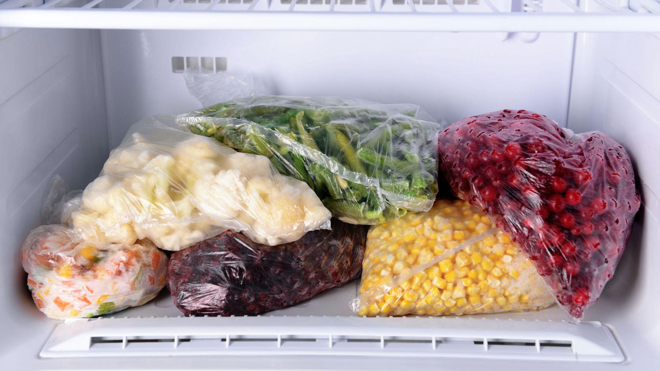 GODT FRYST: Det meste av mat kan fryses, men holdbarheten er ulik for de forskjellige varene. Foto: Shutterstock / NTB Scanpix