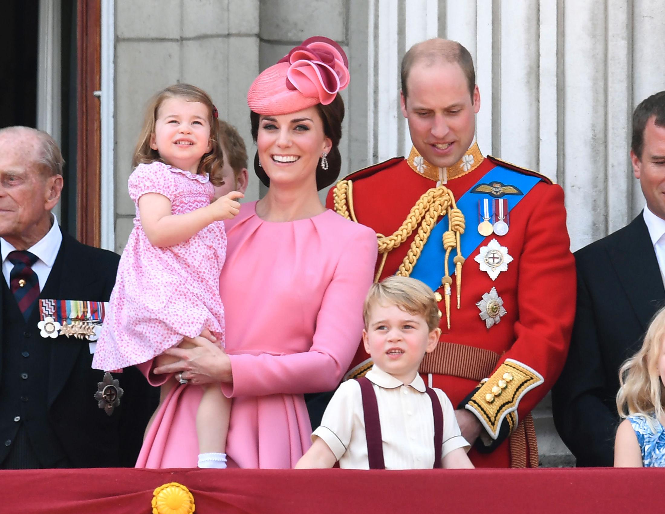 KNALL: Hertuginne Kate i en rosa drakt og matchende hatt under Trooping the colour-paraden i 2017. Foto: Doug Peters/Pa Photos