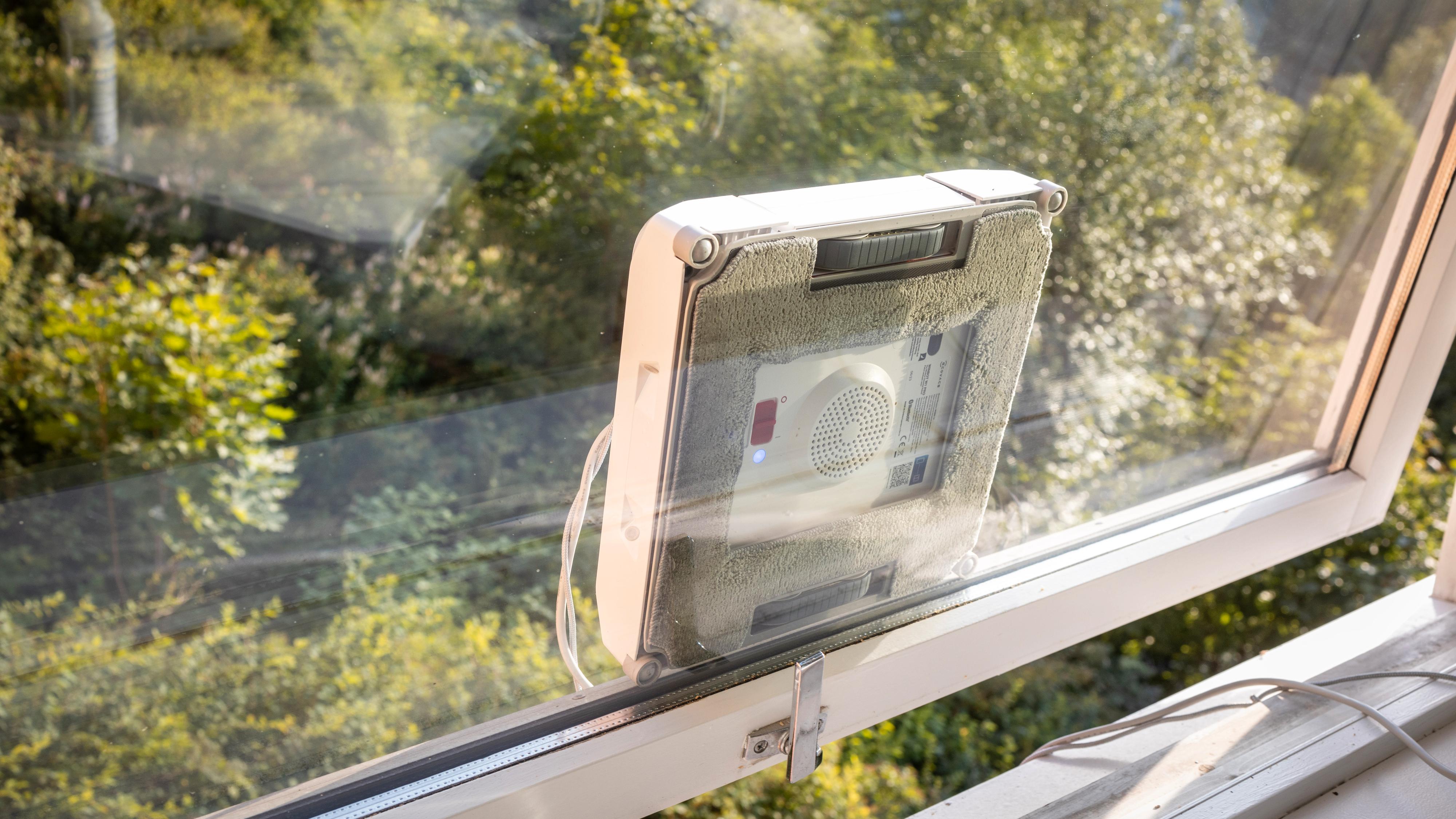 Ecovacs Winbot W1 Pro er som en robotstøvsuger, bare at det er vinduene dine den vasker. Og den fungerer godt! 