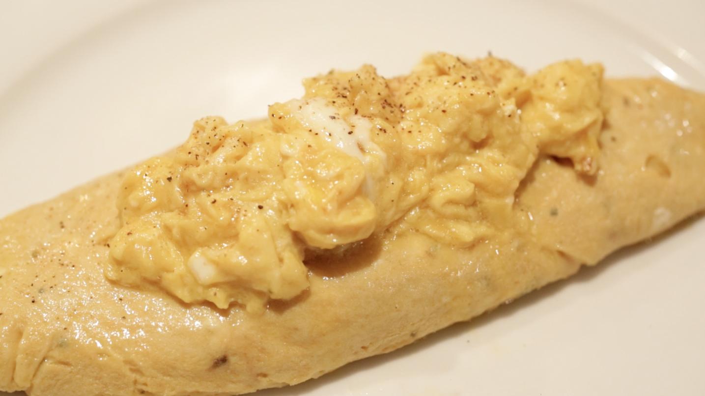 SPICY: Det ser kanskje ut som en vanlig omelett, men det skjuler seg mye smak i denne ramlet-en. Foto: Lucky Peach/YouTube