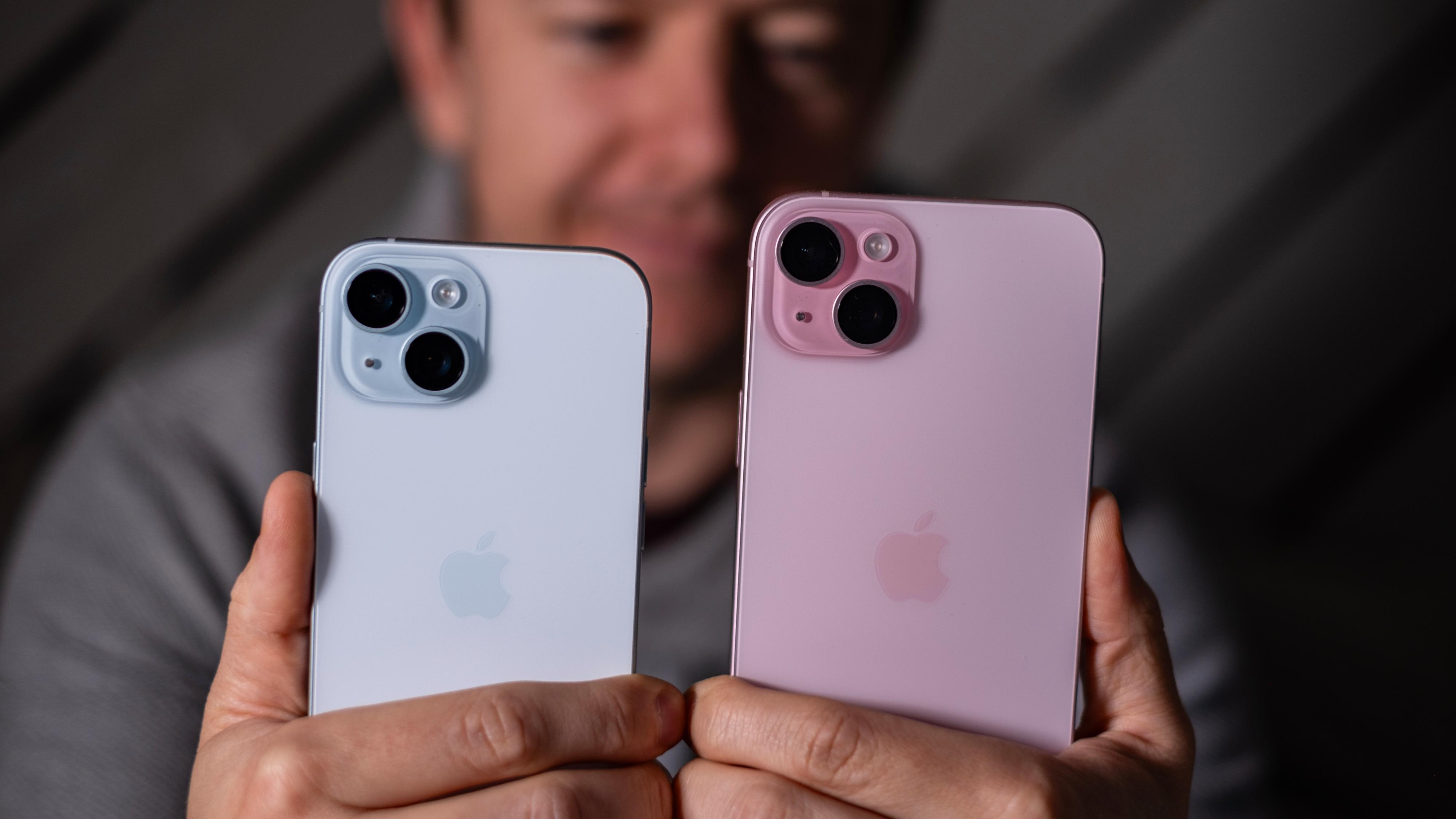 iPhone 15 til venstre og iPhone 15 Plus til høyre. I år kommer telefonene i en rekke pastellfarger som denne gangen farget inn i selve glasset, ikke under klart glass - slik det pleier.