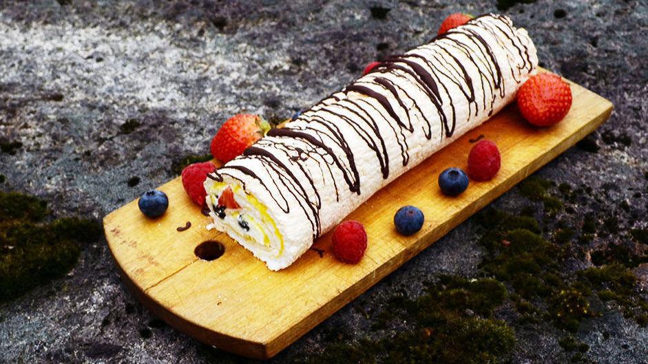 FRISK: Leg kakebunn med eggehviter, sukker og maizenna, og fyll den med sitronkrem og friske bær.