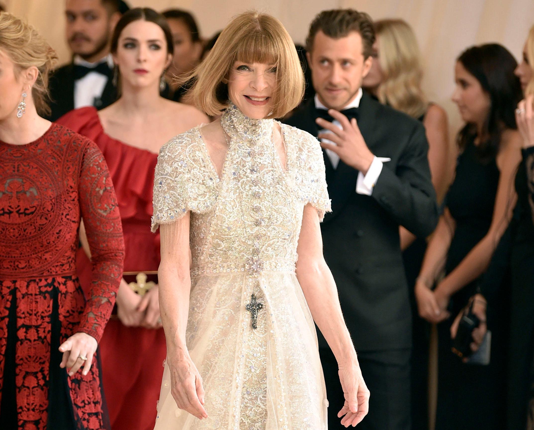 VOGUE: Anna Wintour, redaktør i amerikanske Vogue har i 25 år vært med på å arrangere Met-gallaen. Her i vakker Chanel-kjole i 2018. 