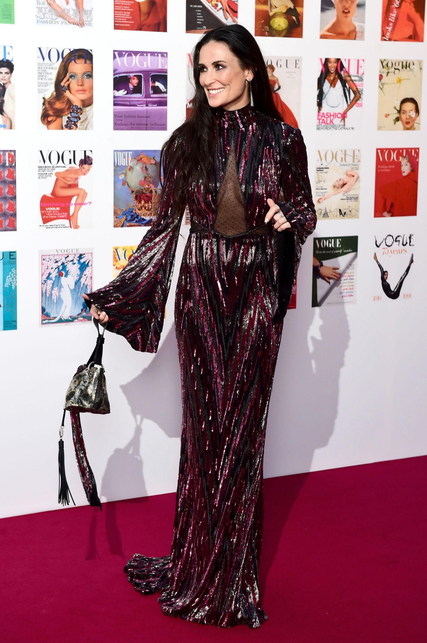 GLITRET: Også Demi Moore hadde på seg en lekker Roberto Cavalli-kjole. Kjolen er av sort silke med glassperler brodert i sikksakk-mønster. Legg merke til den sexy detaljen med det gjennomsiktige partiet på brystet. Foto: Ap