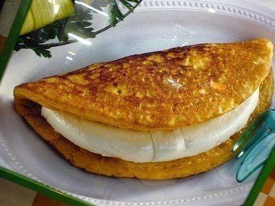 FYLTE PANNEKAKER: Cachapas er vanlig å servere med en myk ost, ikke så ulik mozarella. Foto: Wikimedia Commons