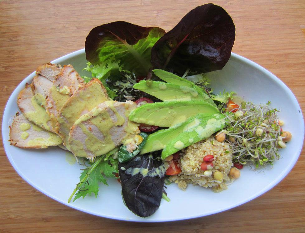 KJENDISFAVORITT: Kyllingsalaten er enkel å lage hjemme. Med gode råvarer får du et godt resultat. Foto: Jennifer Bråthen