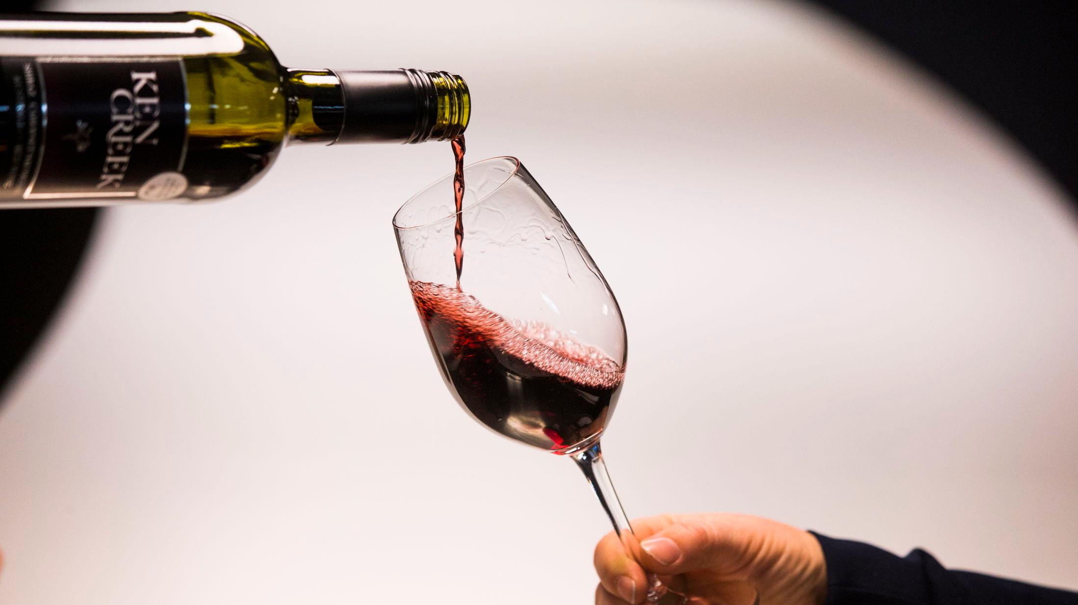 PASS PÅ: Ifølge VGs vinekspert bør du unngå å oppbevare vinen på kjøkkenbenken. Sett den heller et sted som er mørkt og kjølig. Foto: Frode Hansen/VG