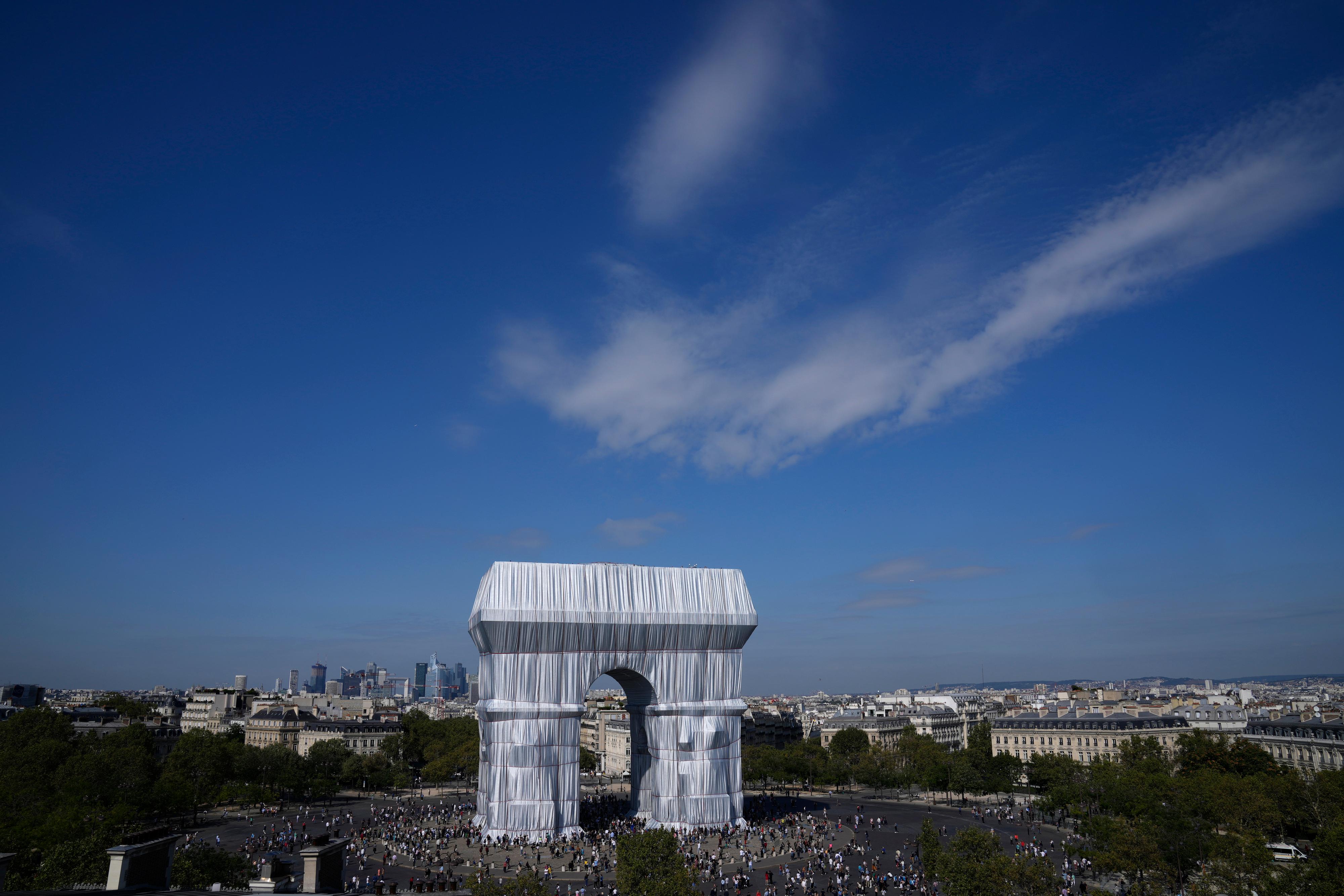 BLIKKFANG: En innpakket Triumfbue glinser i Paris’ gater. 