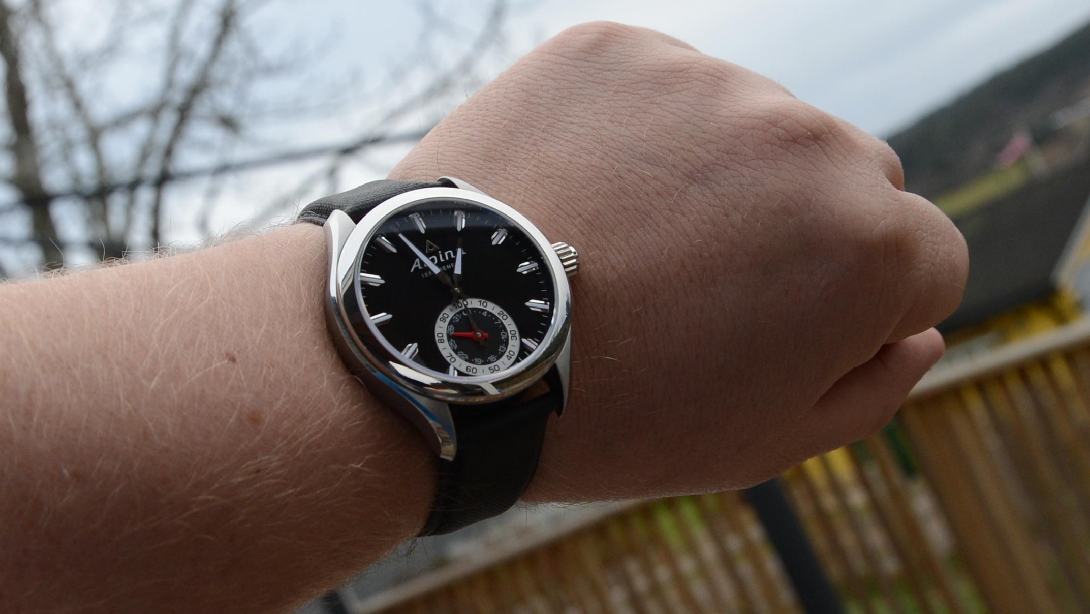 Alpina Horological Smartwatch ser ut som en klassisk ur. Foto: Ole Henrik Johansen / Tek.no