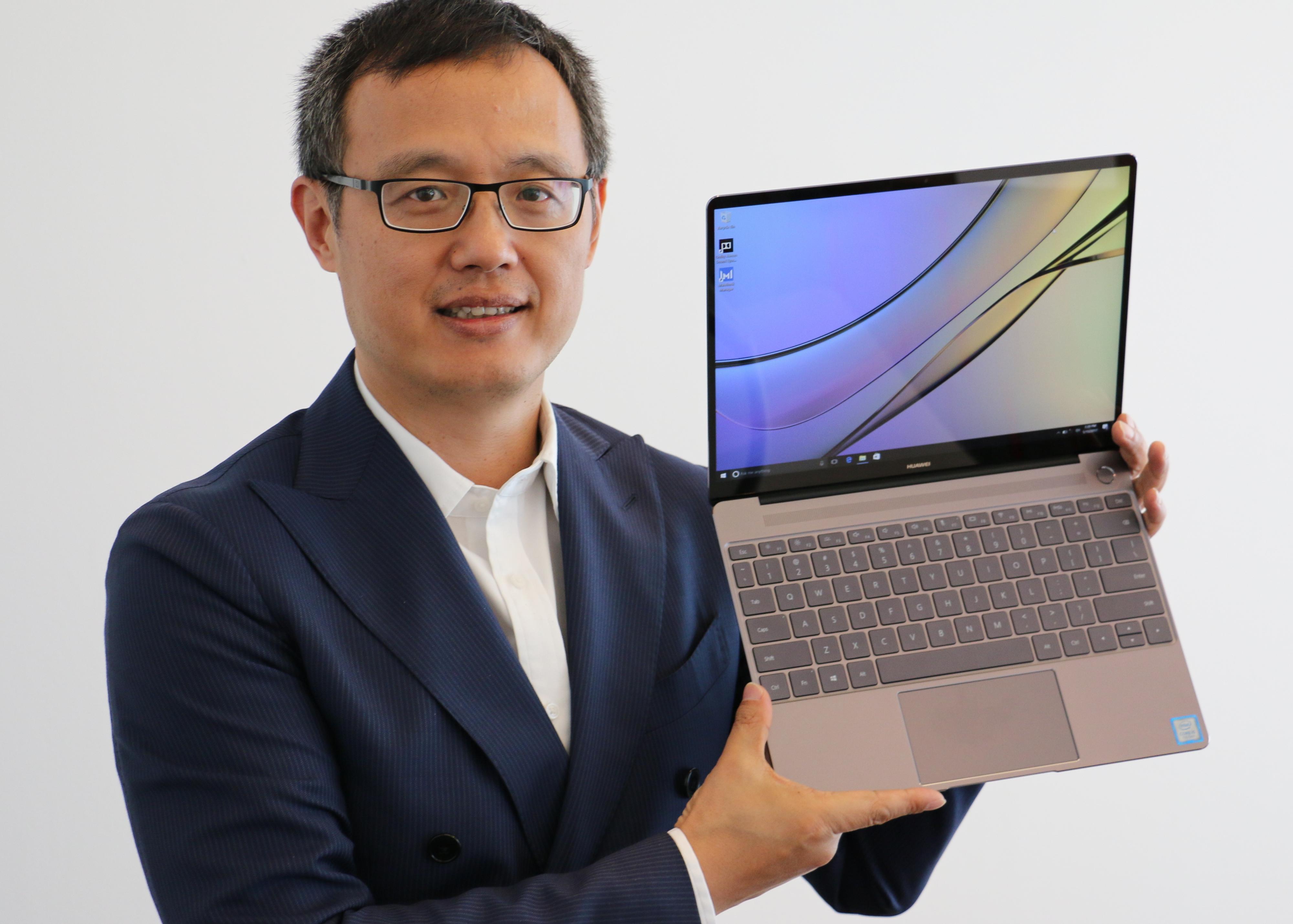 Sjef for sentral- og øst-Europa, samt Norden, Yanmin Wang, viser frem nye MateBook X. Denne sikter seg inn mot «high end»-markedet, et sted Huawei hører naturlig hjemme, mener Wang.