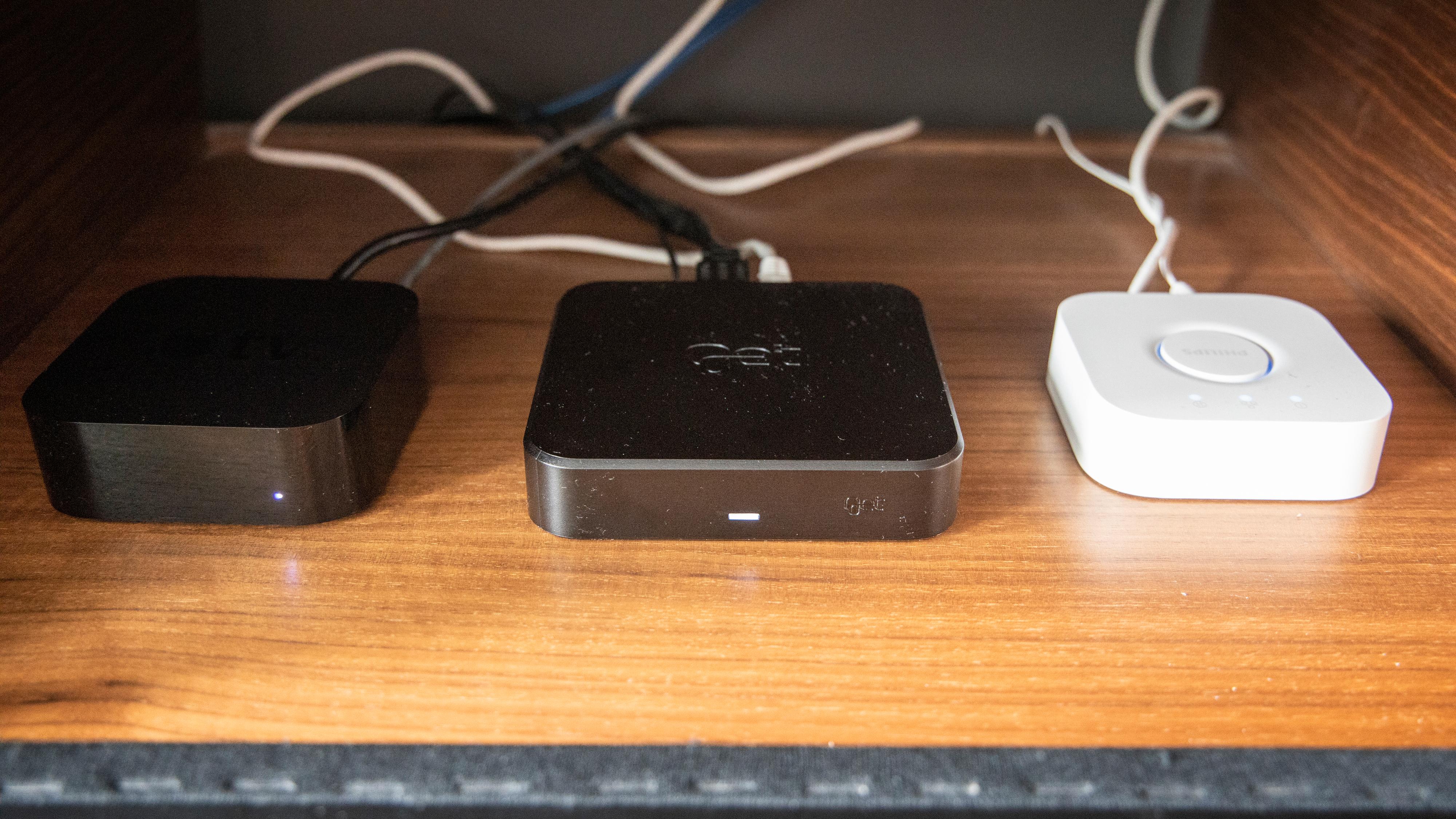 Get BoX (i midten) sammen med Apple TV (venstre) og Philips Hue Hub.