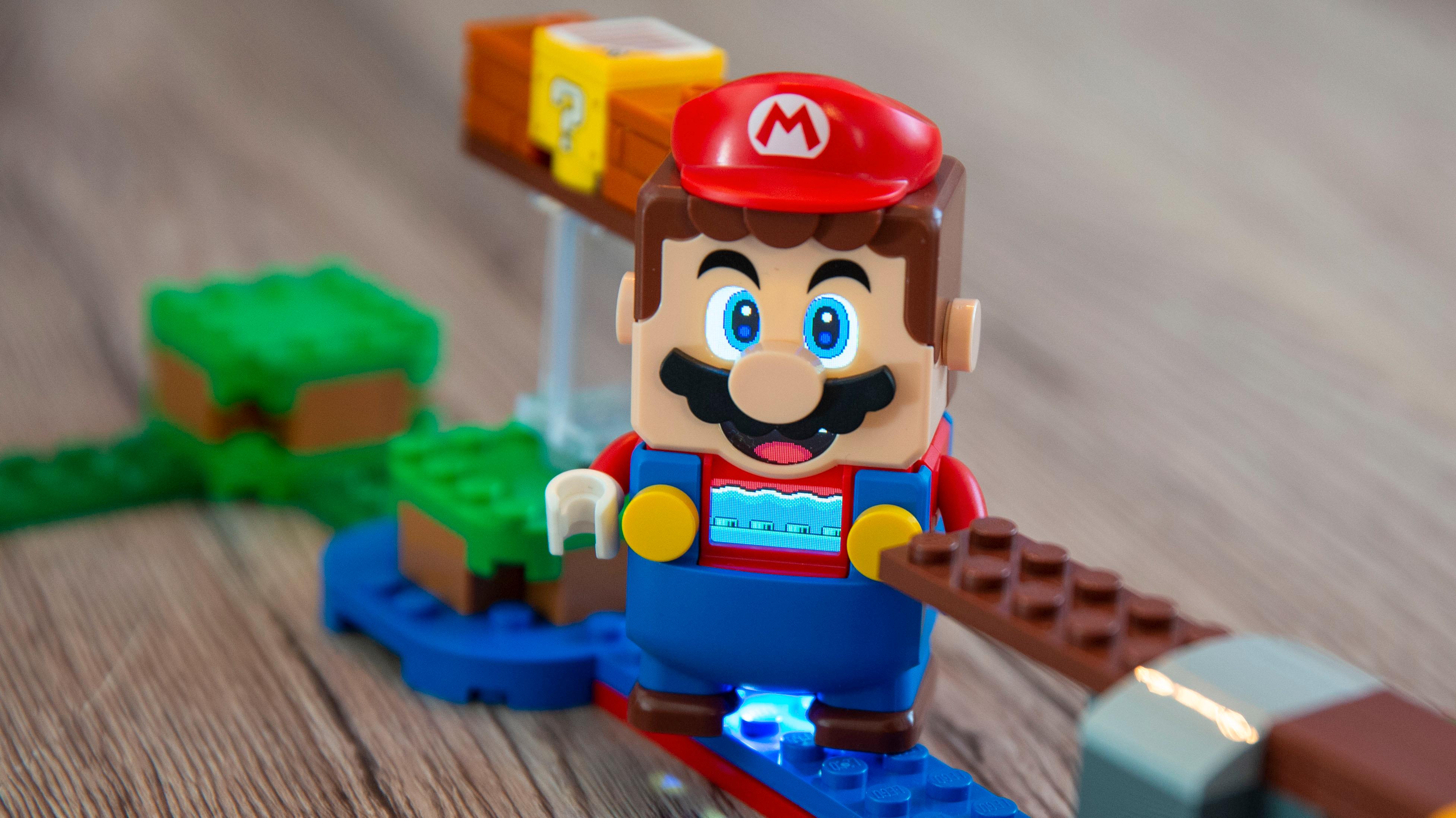 Mario-figuren har skjermer i front som lager øyne, munn og en indikator på brystet. Figuren merker hvilket underlag den er på takket være sensorer. Her er han på vei ut på dypt vann. 