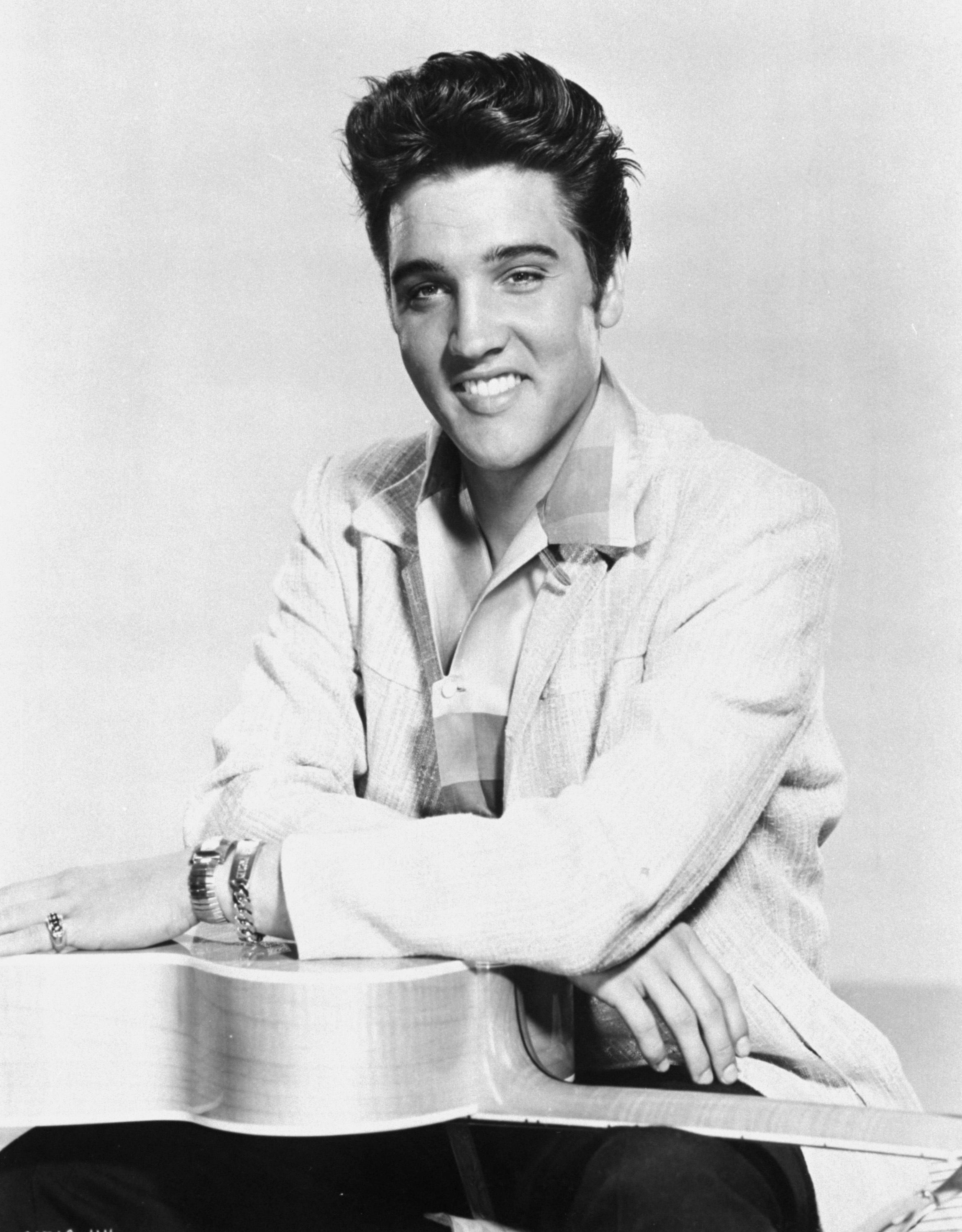 Da Elvis startet karrieren var stilen preget av 50-tallets trender, men med en egen og i det som den gang, i enkeltes syn, litt på kanten stil. Her i 1957.