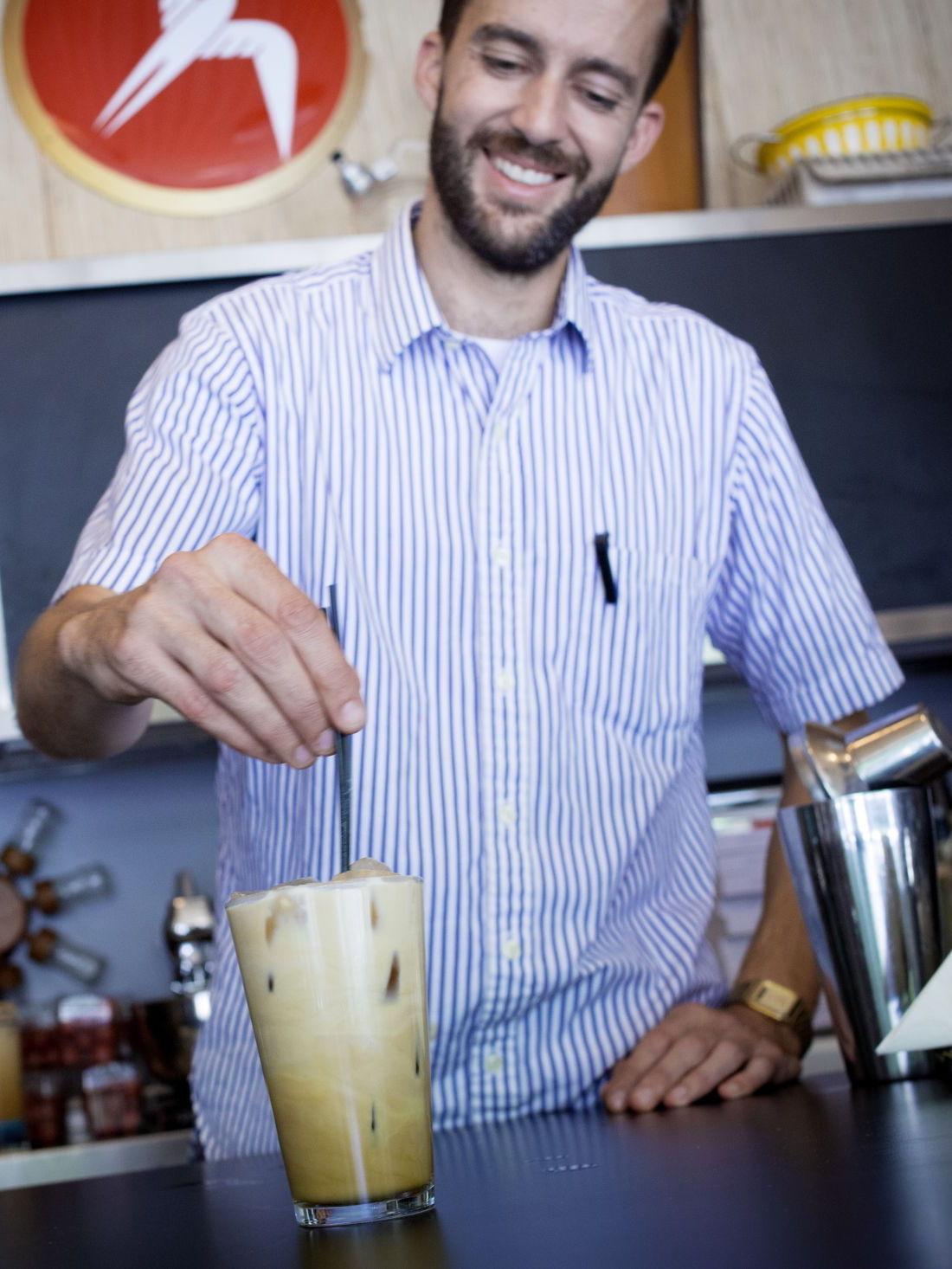 AVKJØLENDE: Kaffesjef Ben Symes forteller at de serverer 50/50 varm og kald kaffe på Fuglen i sommermånedene. Foto: Kyrre Lien/VG