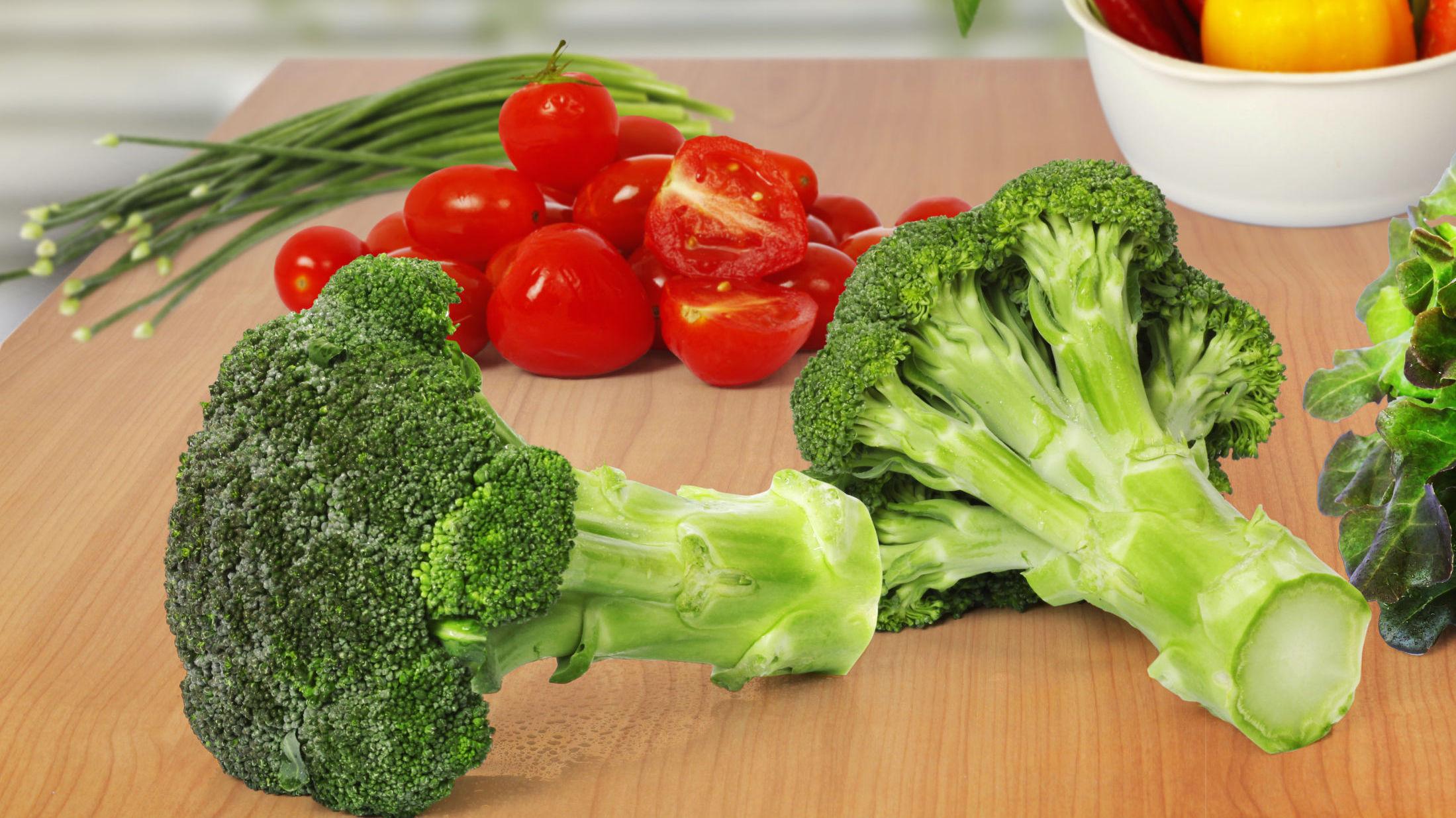 BRUK HELE: Det er ikke bare bukettene av brokkolien du kan bruke til matlaging. Foto: Shutterstock / NTB scanpix