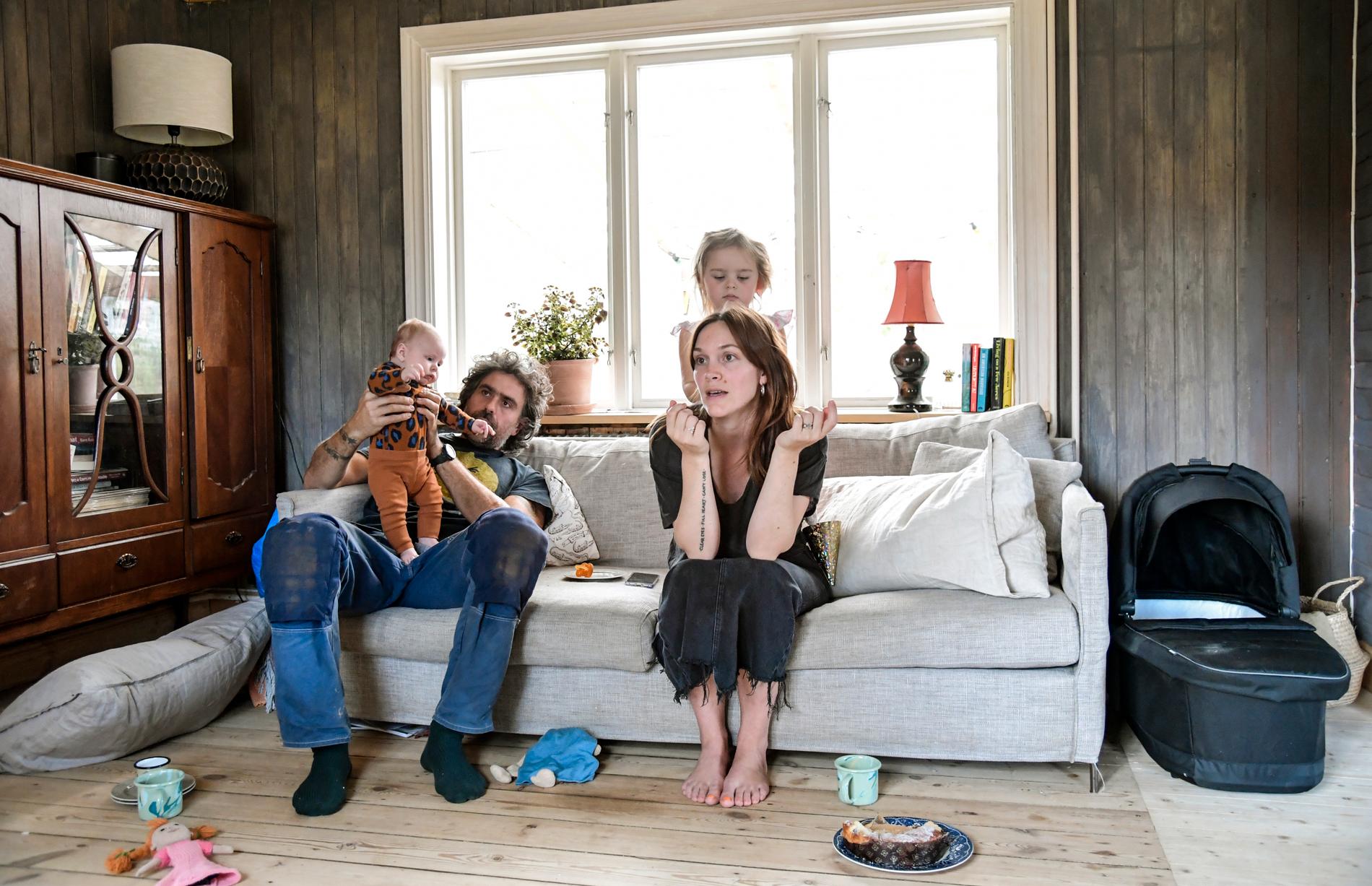 Kalle, Brita och deras barn i SVT-serien ”Hjälp vi har köpt en bondgård”