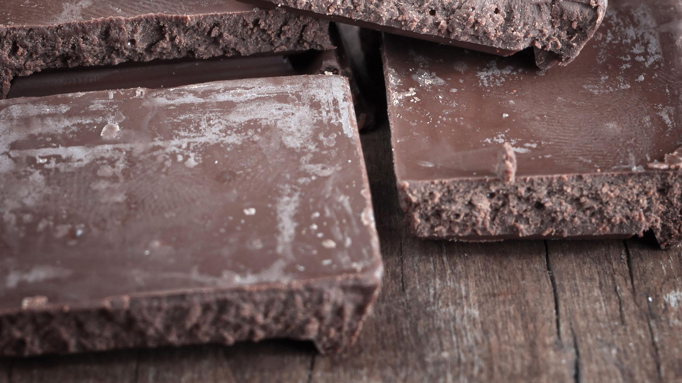 KJENT SYN: Hvis du har åpnet en sjokolade og den har sett slik ut, har temperaturen i rommet sannsynligvis vært for høy på et tidspunkt. Foto: Shutterstock