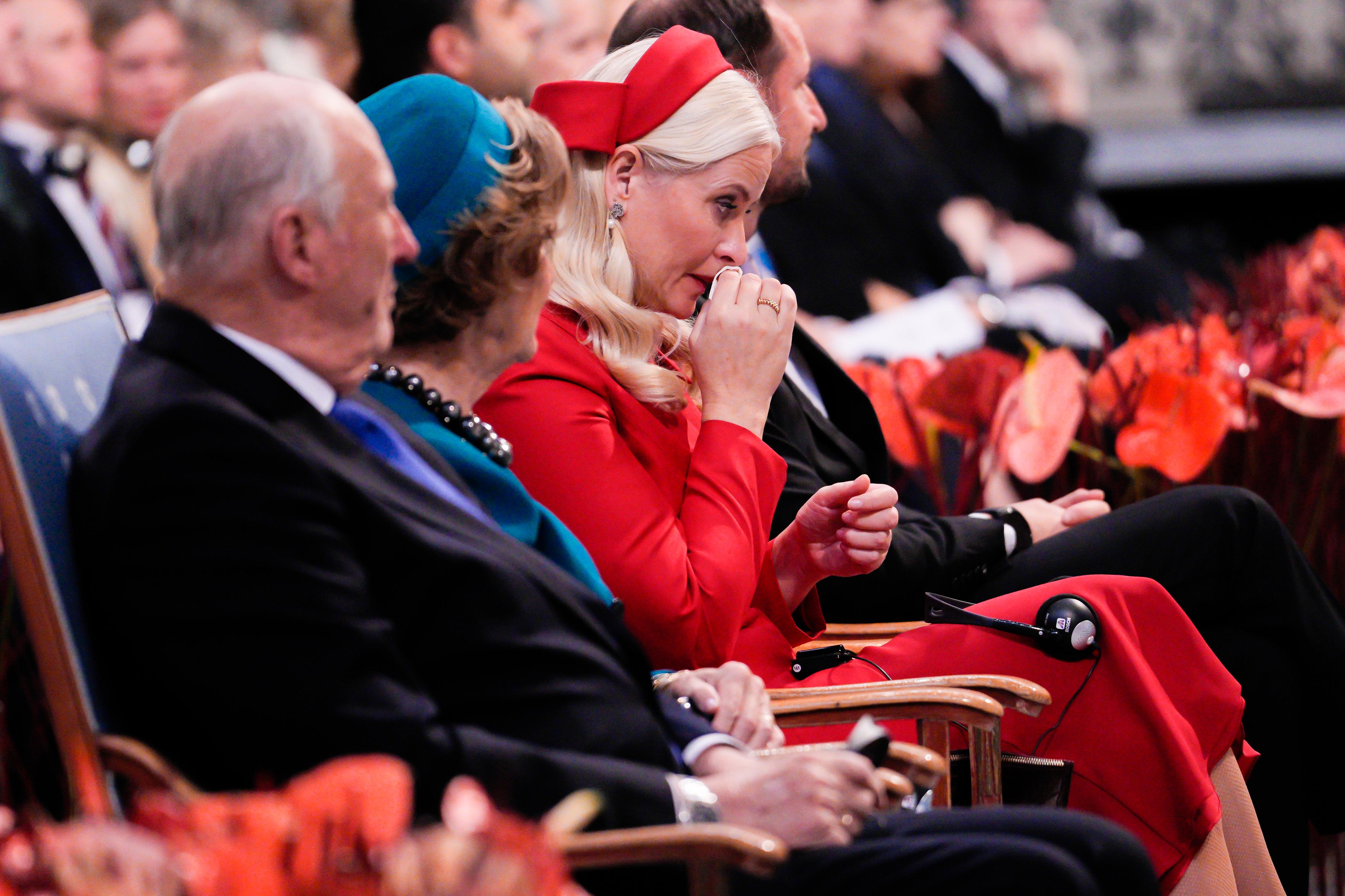 RØRT: Kronprinsesse Mette-Marit gråt under Jan Ratsjinskij sitt Nobelforedrag i rådhuset, lørdag. 