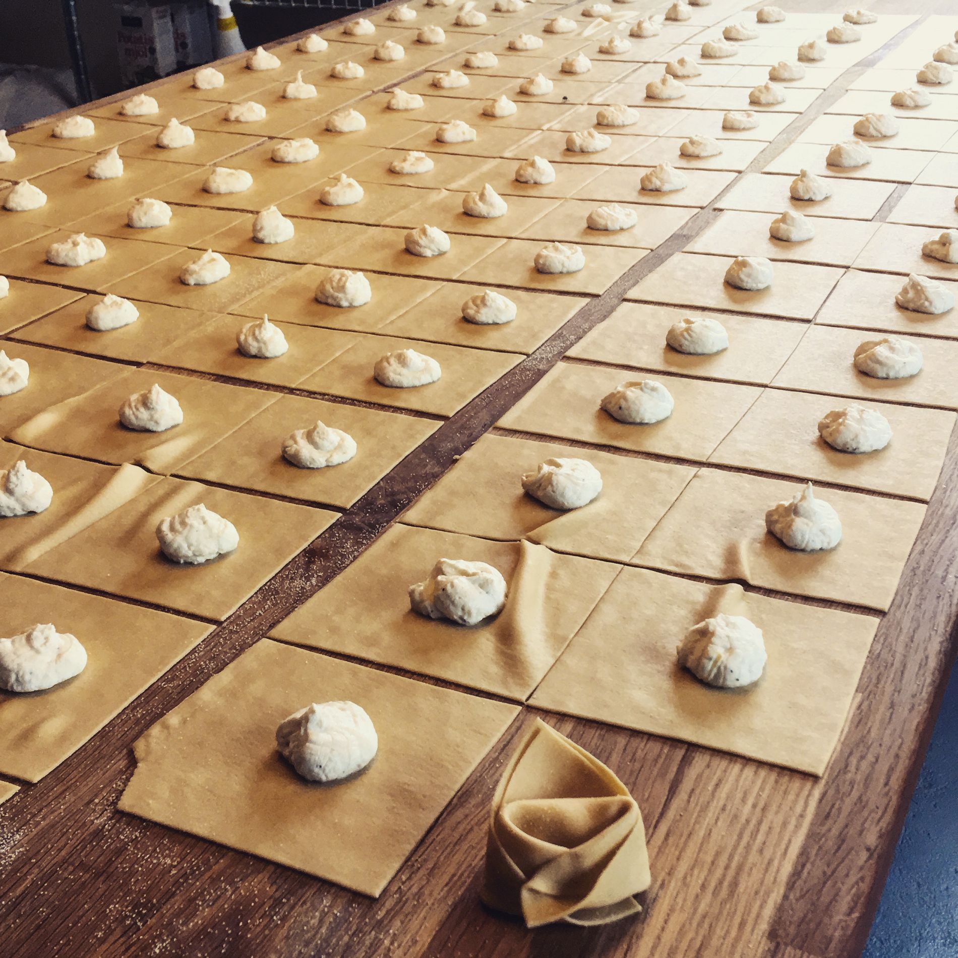 På Pastafabriken i Ingelstorp kan du avnjuta handknuten färsk pasta.