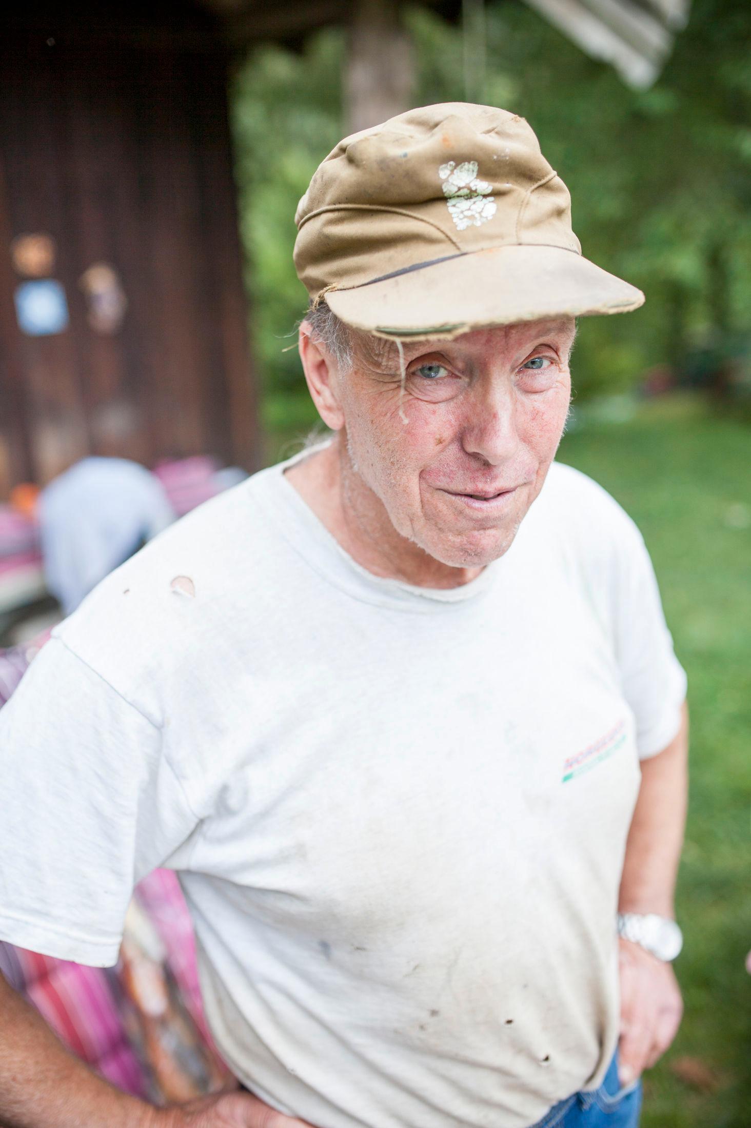 BONDEN: Johan Persbråten (68) har vært bonde hele sitt liv og har sterke meninger om hvordan gård helst bør drives. I 2013 fikk han pris av naturvernforbundet for sin innsats med å holde kulturlandskapet i hevd. Han er også den siste bonden som utelukkende livnærer seg av landbruk i Bærum. Foto: Magnus Ross