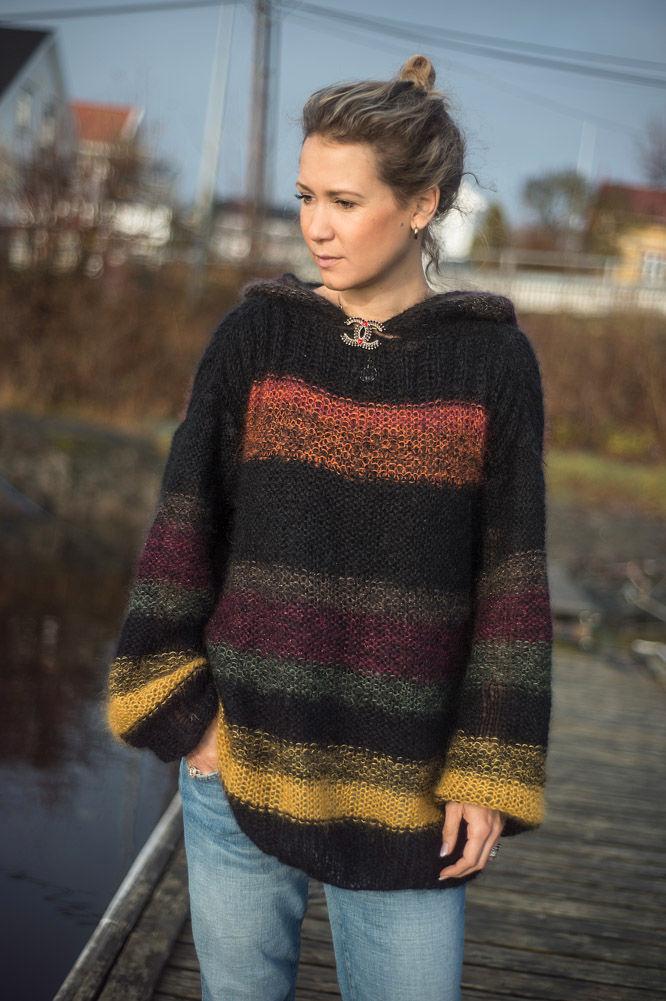 HØSTGENSER: Den nye Line Langmo-genseren er strikket lengre og smalere, og med hette. Det er fullt mulig å droppe hetten. Foto: Solveig Selj