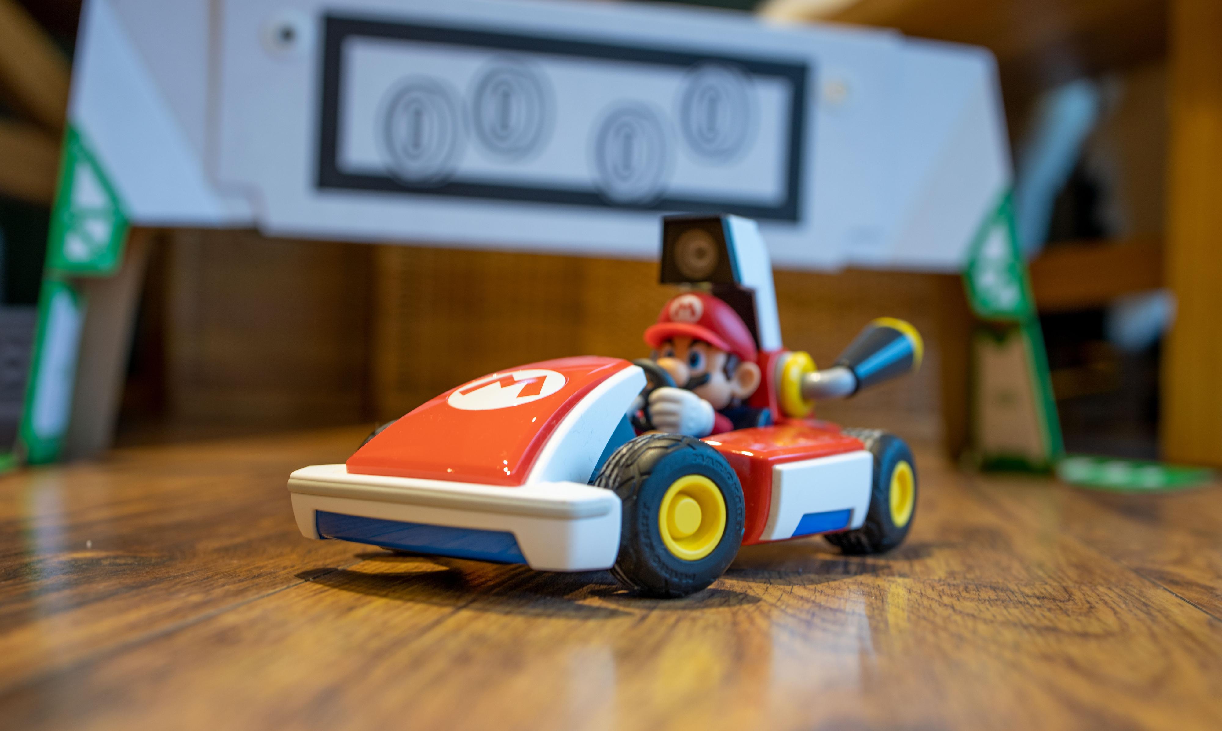 Denne lille radiostyrte bilen, med kamera på toppen, lar deg spille Mario Kart på stuegulvet.