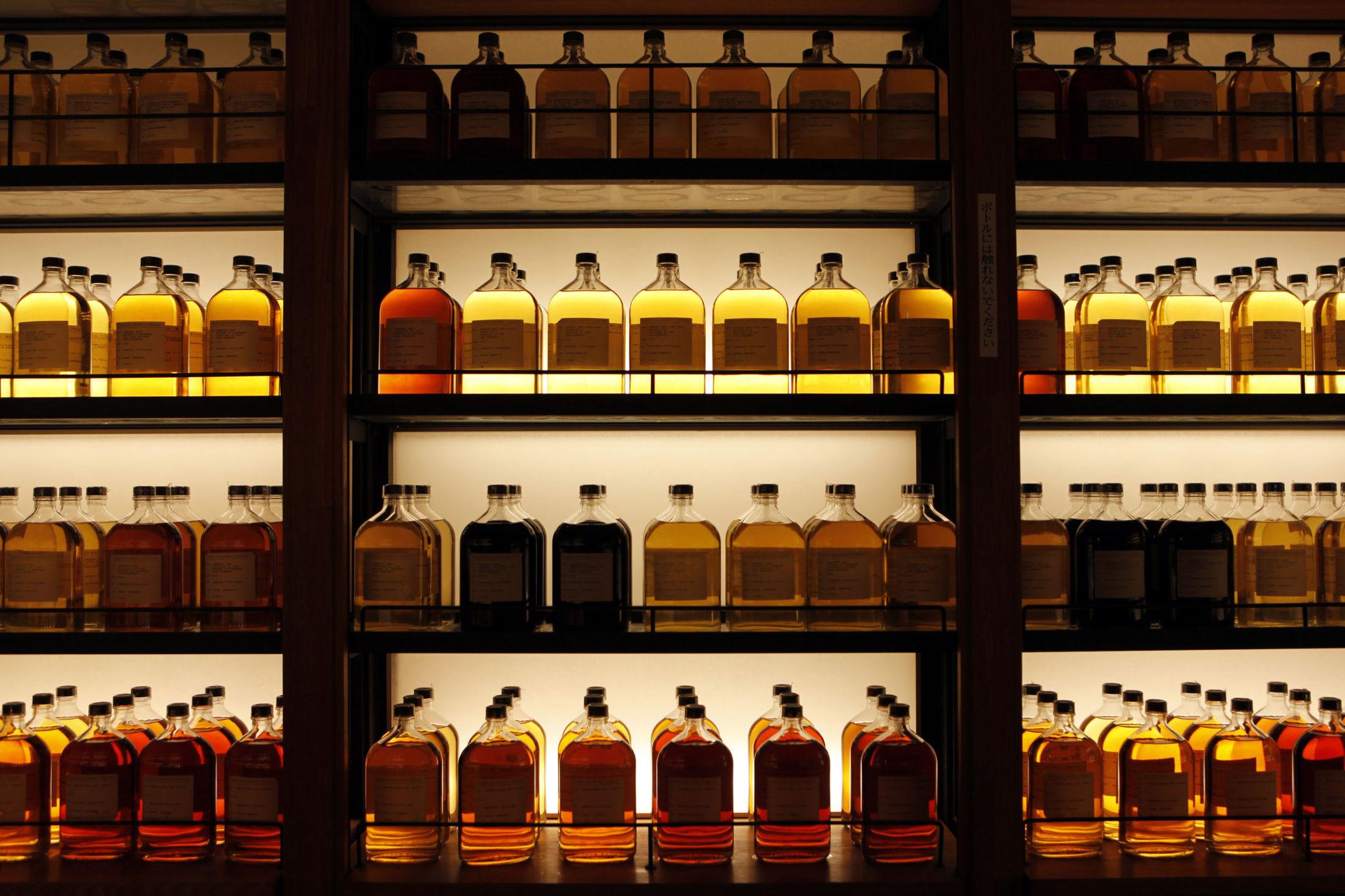VARIANTER: Det finnes utrolig mange varianter whisky. Her: Flasker med single cask whisky hos Suntorys destilleri i Osaka. Foto: Reuters/Sophie Knight
