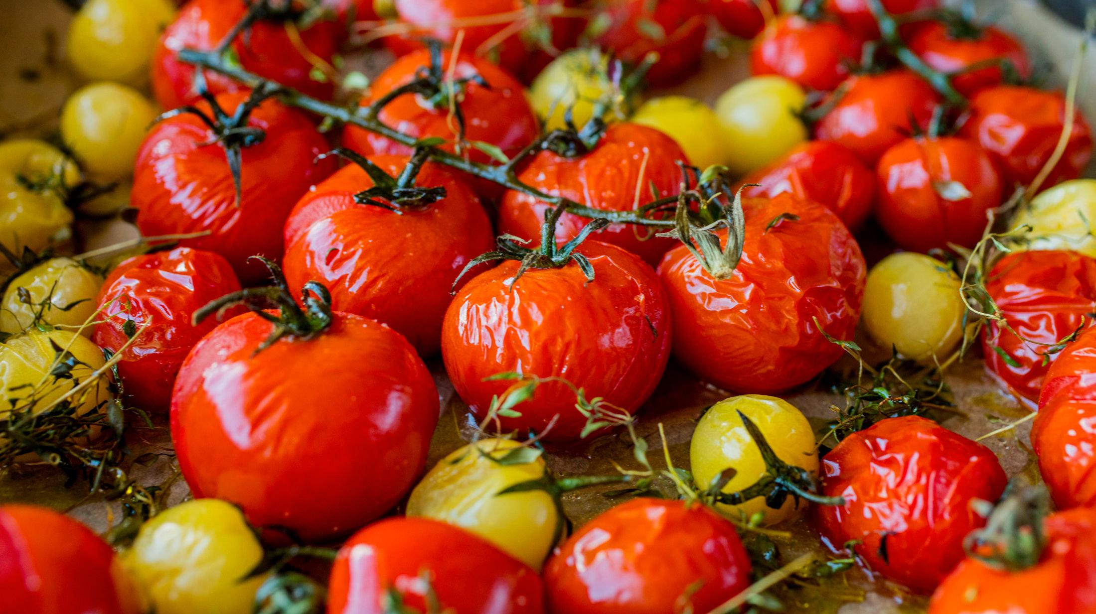 PASSER TIL ALT: Tomaten kan brukes til alt - særlig hvis du ovnsbaker den med litt god olivenolje og friske urter. Foto: Sara Johannessen/VG.