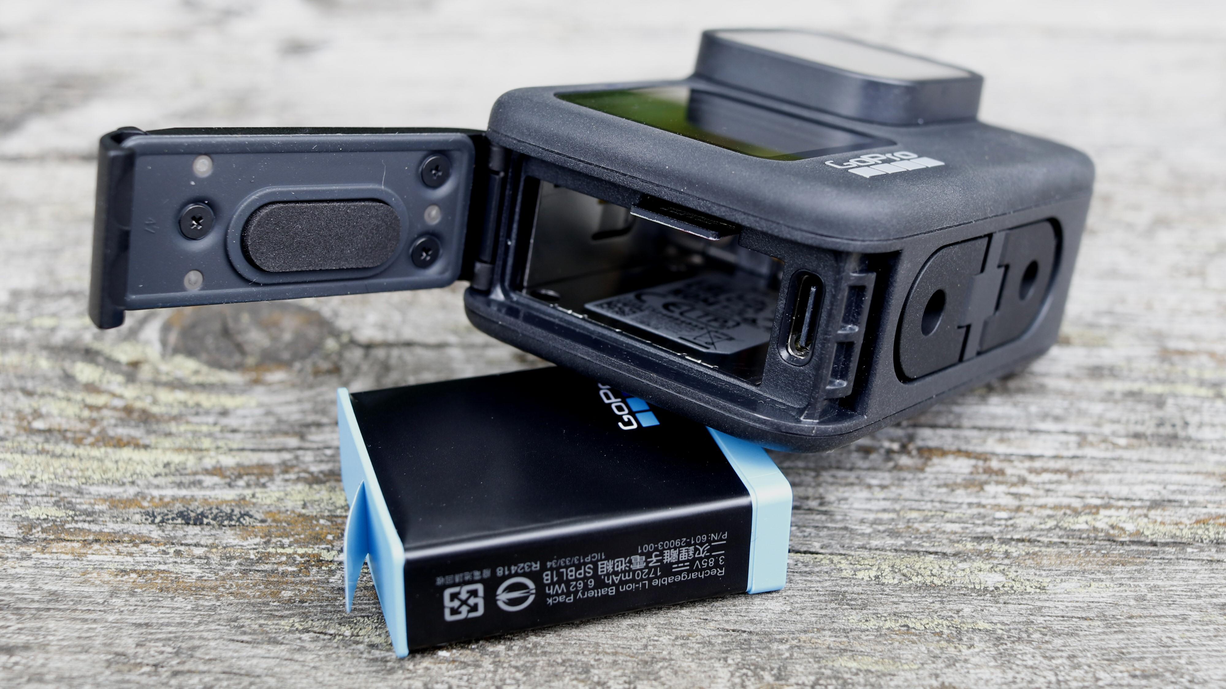 GoPro Hero9 Black har kun én luke. Her finner vi USB-C-porten, samt batteri og plass til microSD-kort.