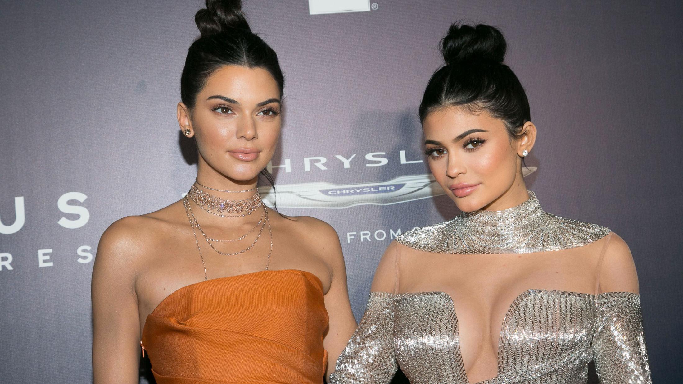 SØSTRENE SISTERS: Kendall og Kylie Jenner var ikke tilstede på selve Golden Globe-utdelingen, men tok igjen for tapt oppmerksomhet på etterfesten. Foto: Getty Images