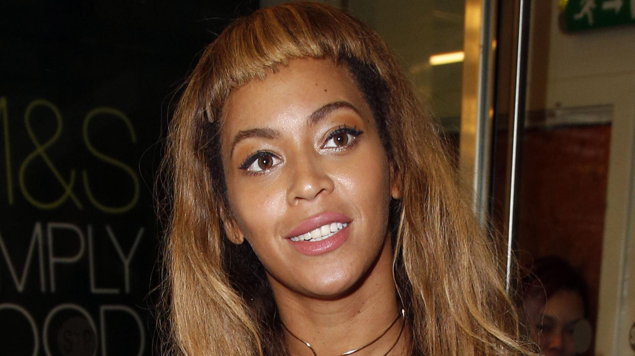 HÅRREISENDE: Ikke alle er like fornøyd med Beyoncés (33) nye hår. Denne uken var superstjernen i London sammen med ektemannen Jay Z (45) og datteren Blue Ivy (2). Foto: Getty Images