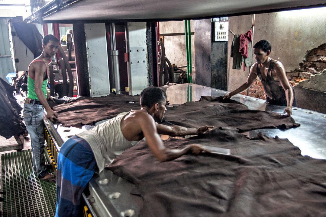 LAGER VÅRE SKO: - Risikoen er høy for at arbeidere i lavkostland utsettes for brudd på grunnleggende menneskerettigheter, ifølge en ny rapport Framtiden i våre hender har utarbeidet om skobransjen. Bildet er tatt ved et garveri i Dhaka i Bangladesh.Foto: HEATHER STILWELL