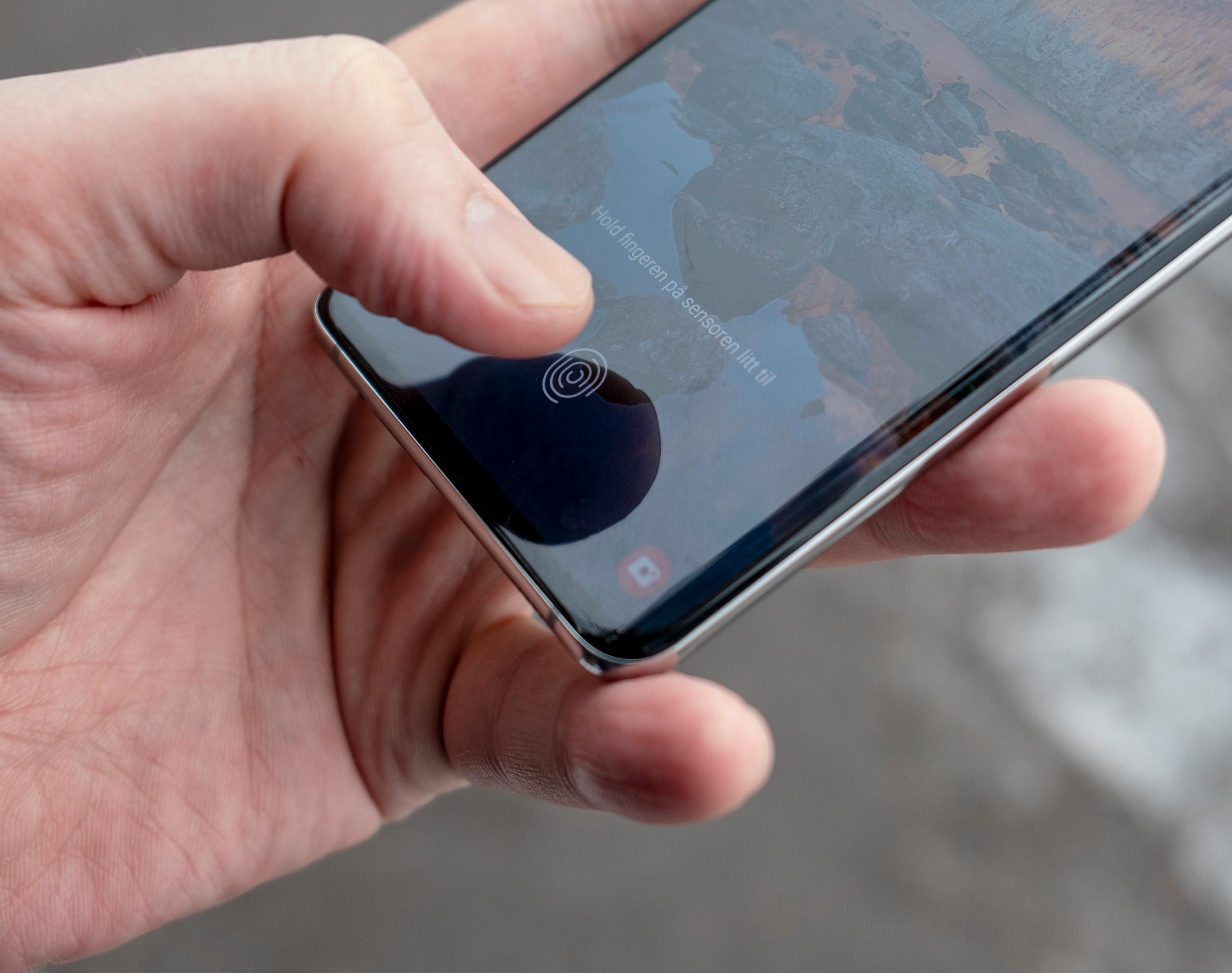 Fingerleseren er flyttet inn i skjermen på Galaxy S10, og her snakker vi om en ultrasonisk fingerleser. Det betyr at skjermen ikke lyser opp under fingteren din, slik den gjør på andre telefoner med liknende løsning.