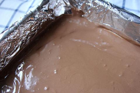 2. Hell sjokoladen i formen og fordel den godt. Sett den i kjøleskapet til sjokoladen er stivnet. Foto: Caroline Gannefors