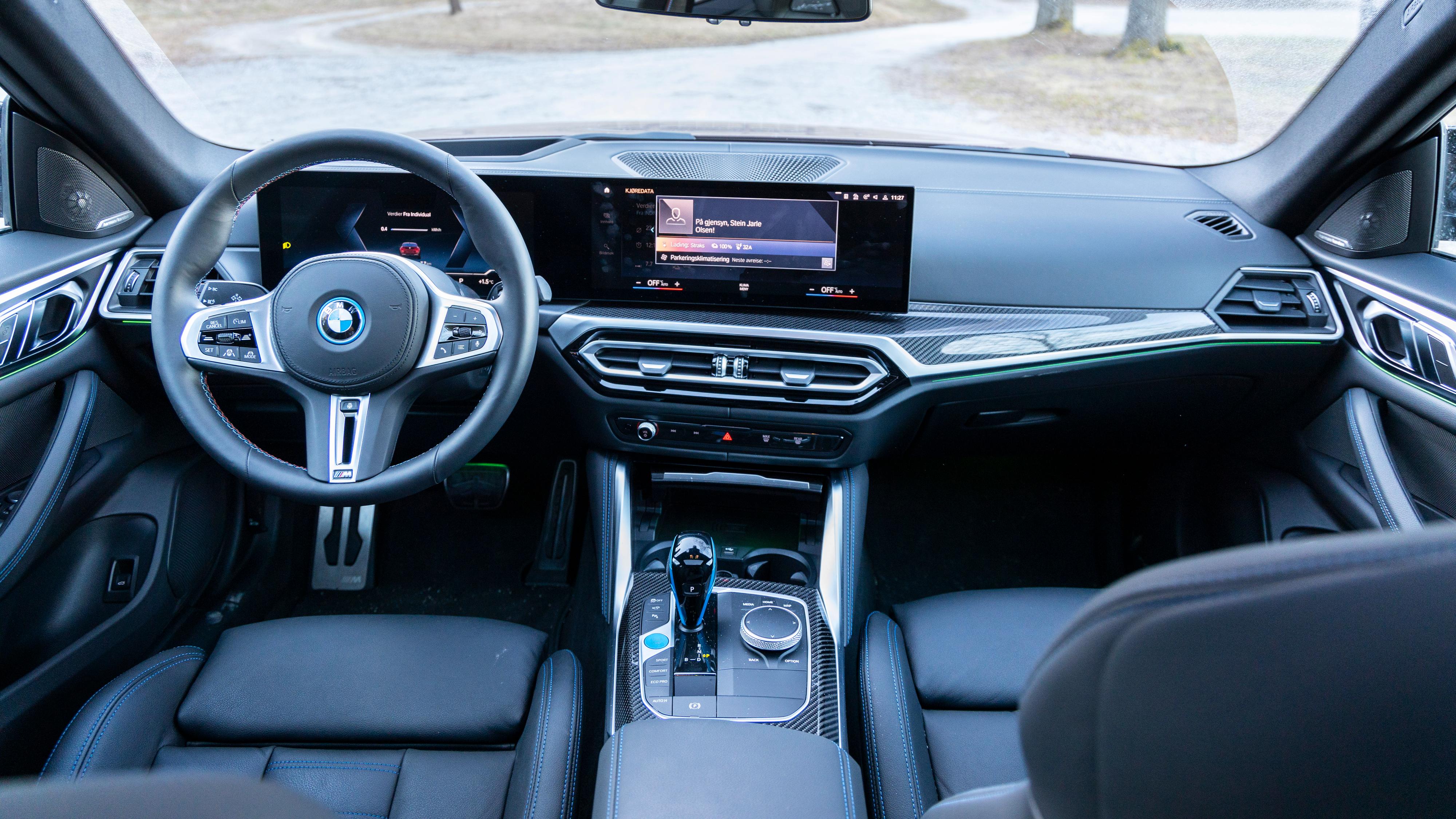Interiøret i BMW i4 - riktignok M50-modellen. 