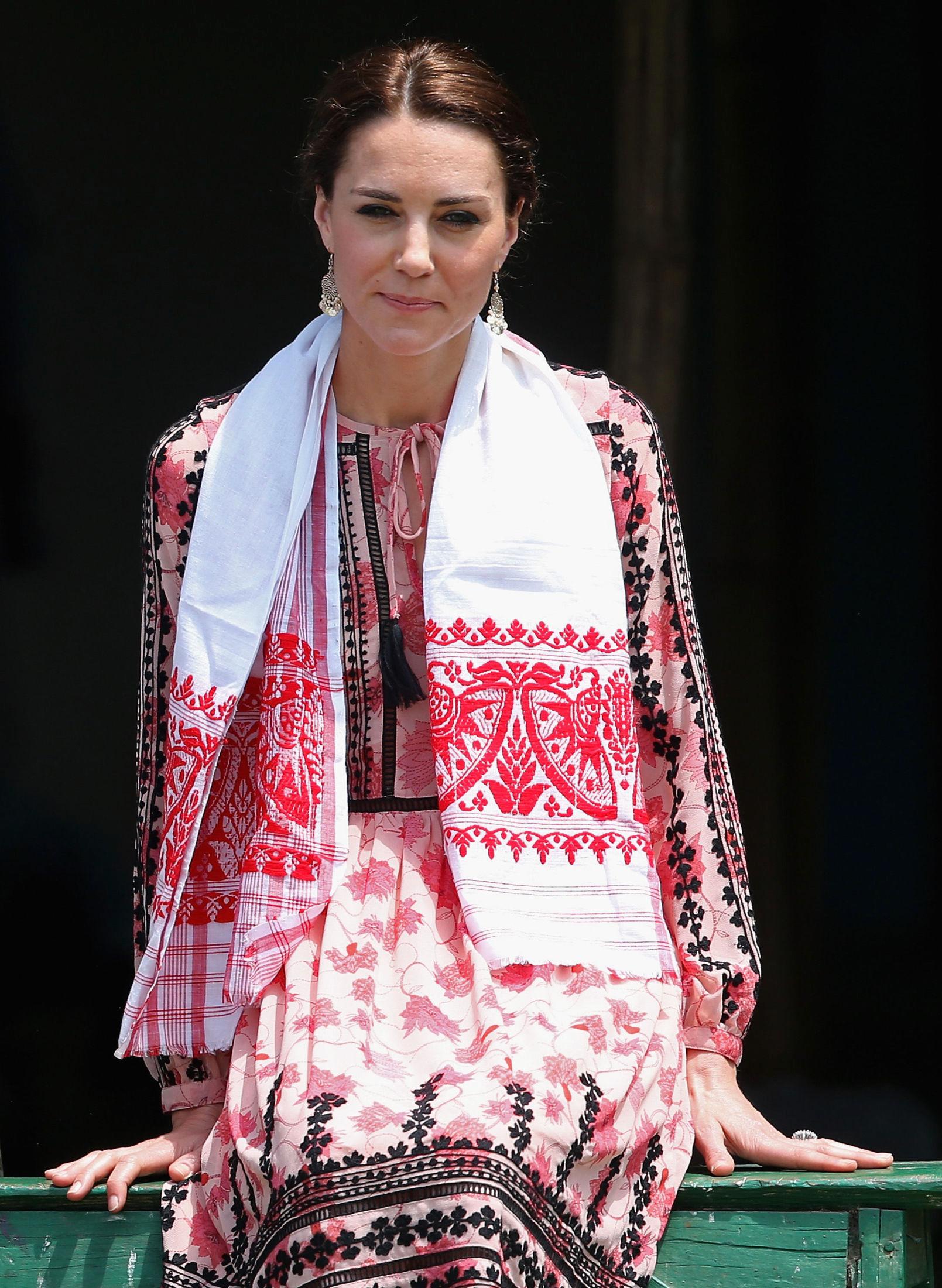 SKIFTET: Etter endt safari skiftet Kate til en brodert kjole fra den rimelige kjeden Topshop. Foto: Getty Images