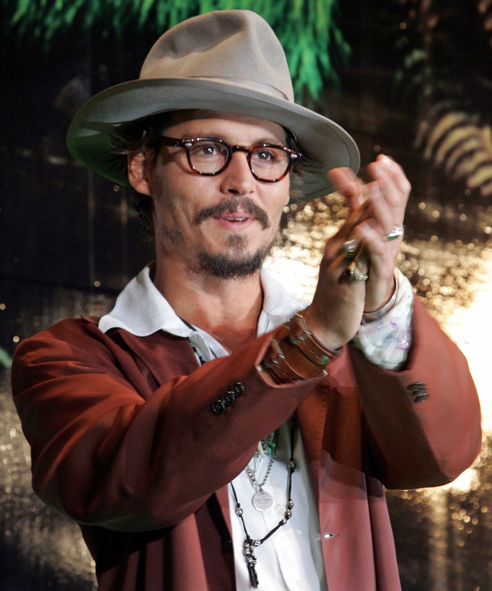 RØD BLAZER: Med briller, kjeder og hatt ble Depp klar for premieren av «Charlie og sjokoladefabrikken» i 2005.