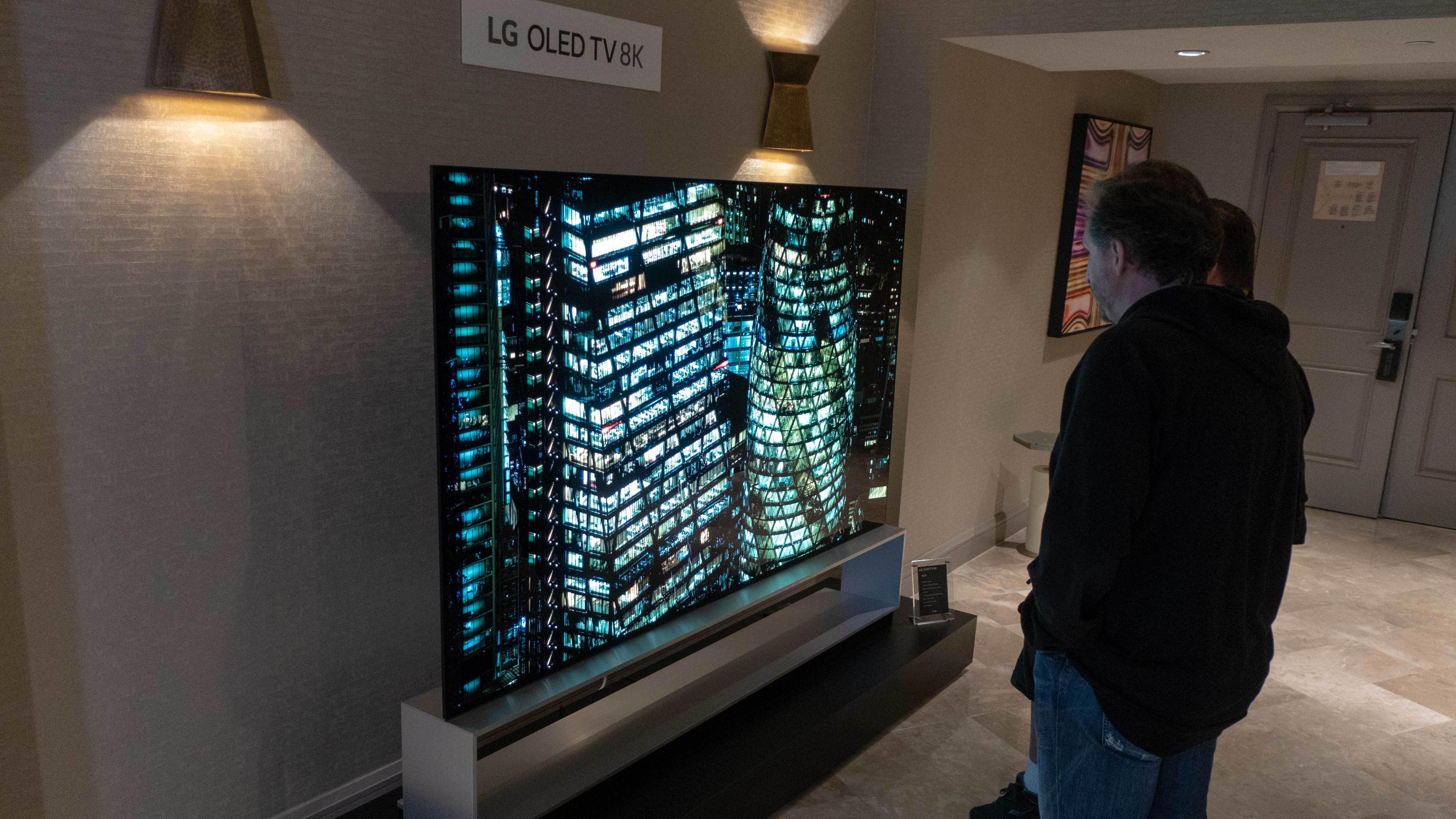 88 tommer med OLED og 8K-oppløsning gir en flott TV-opplevelse.