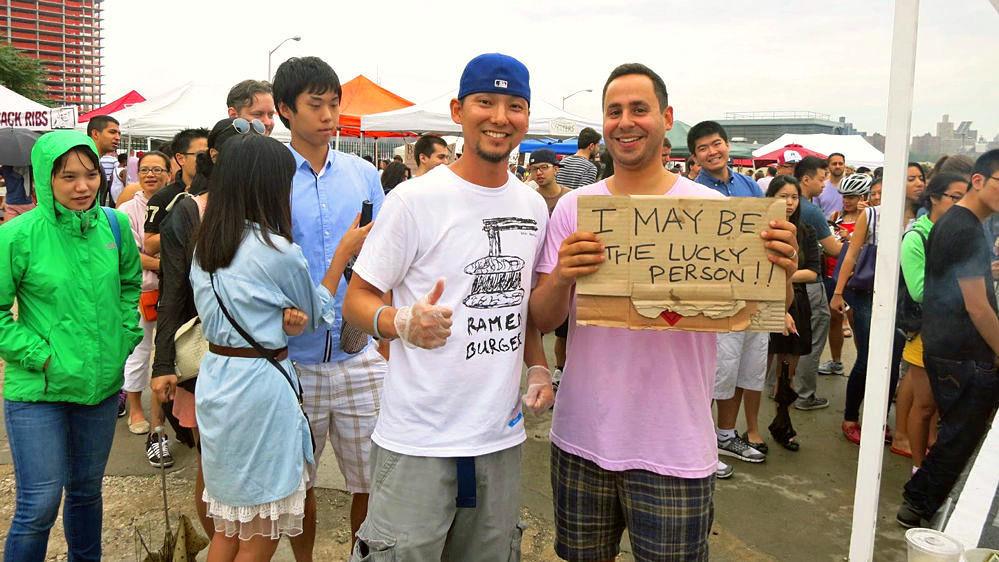 BURGER-DADDY: Ramen Burgerens «far», Keizo Shimamoto poserer sammen med en ventende kunde. FOTO: www.goramen.com