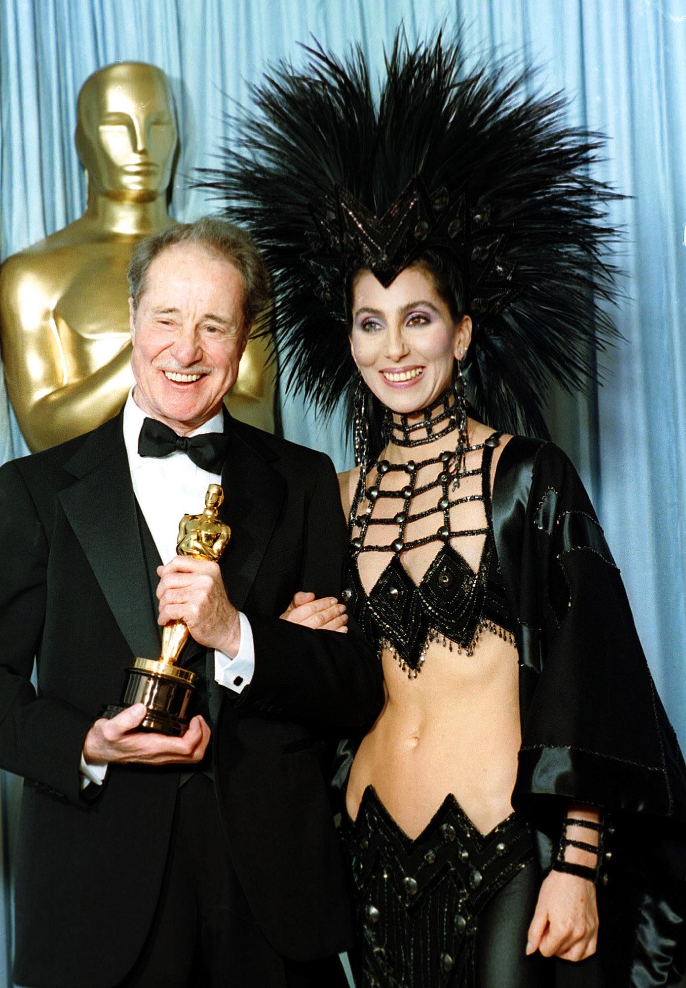 KONTROVERSIELL: Cher i den kontroversielle kreasjonen sammen med skuespiller Don Ameche på Oscar-utdelingen i 1986. 