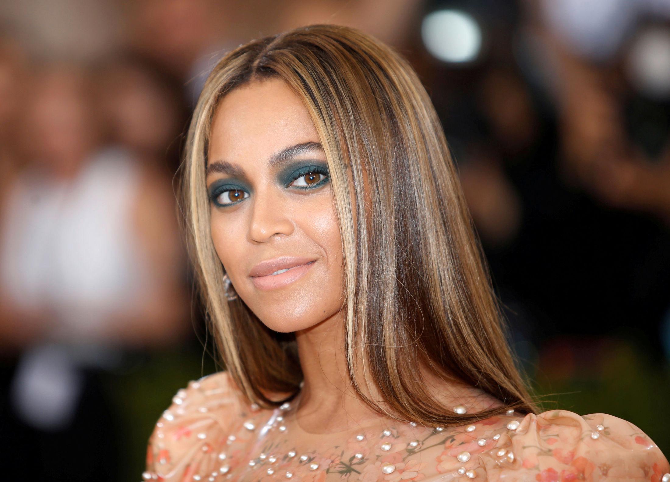 MELLOMSTORE: Beyoncé er en av stjernene som går for en naturlig øyenbrynsform. Foto: Reuters