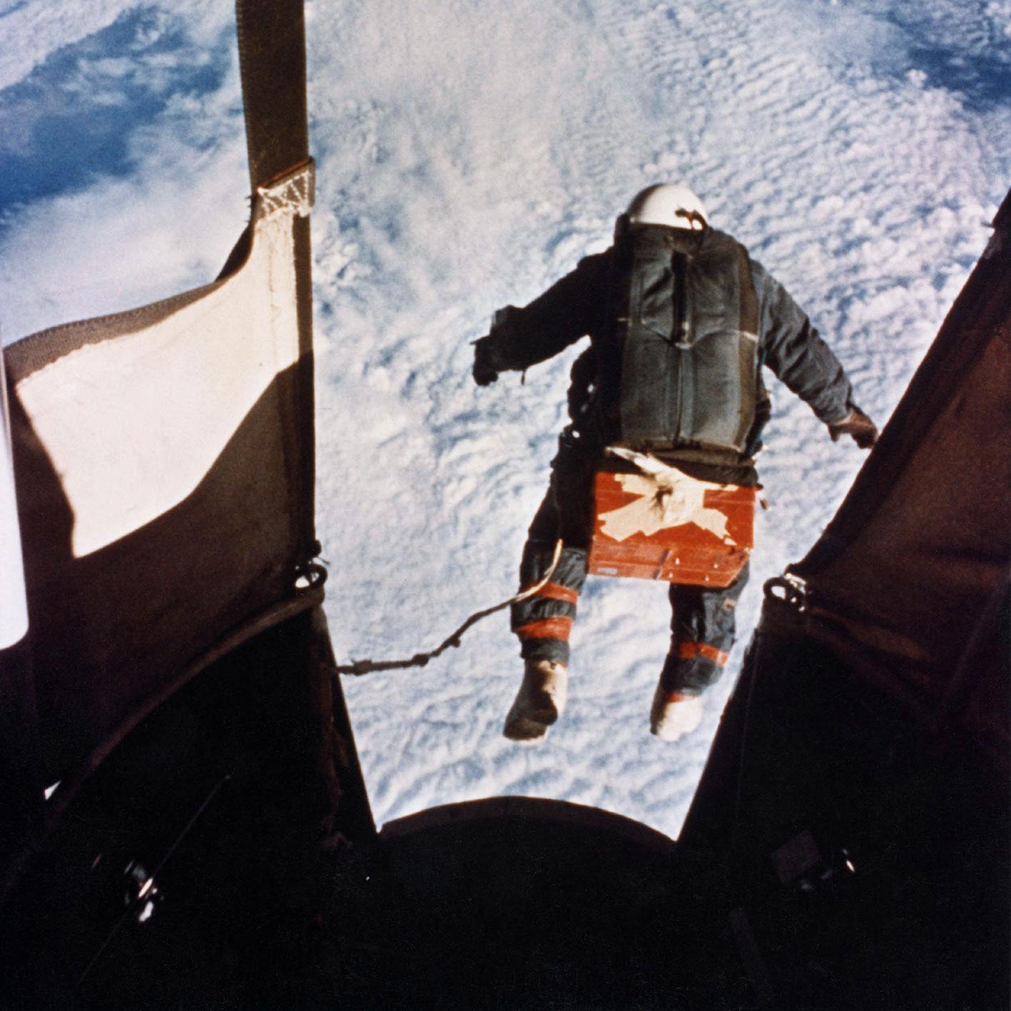 Dette historiske bildet viser Joseph Kittinger i det han hopper ut fra rundt 31.000 meter 16. august 1960.Foto: Volkmar Wentzel, US Air Force