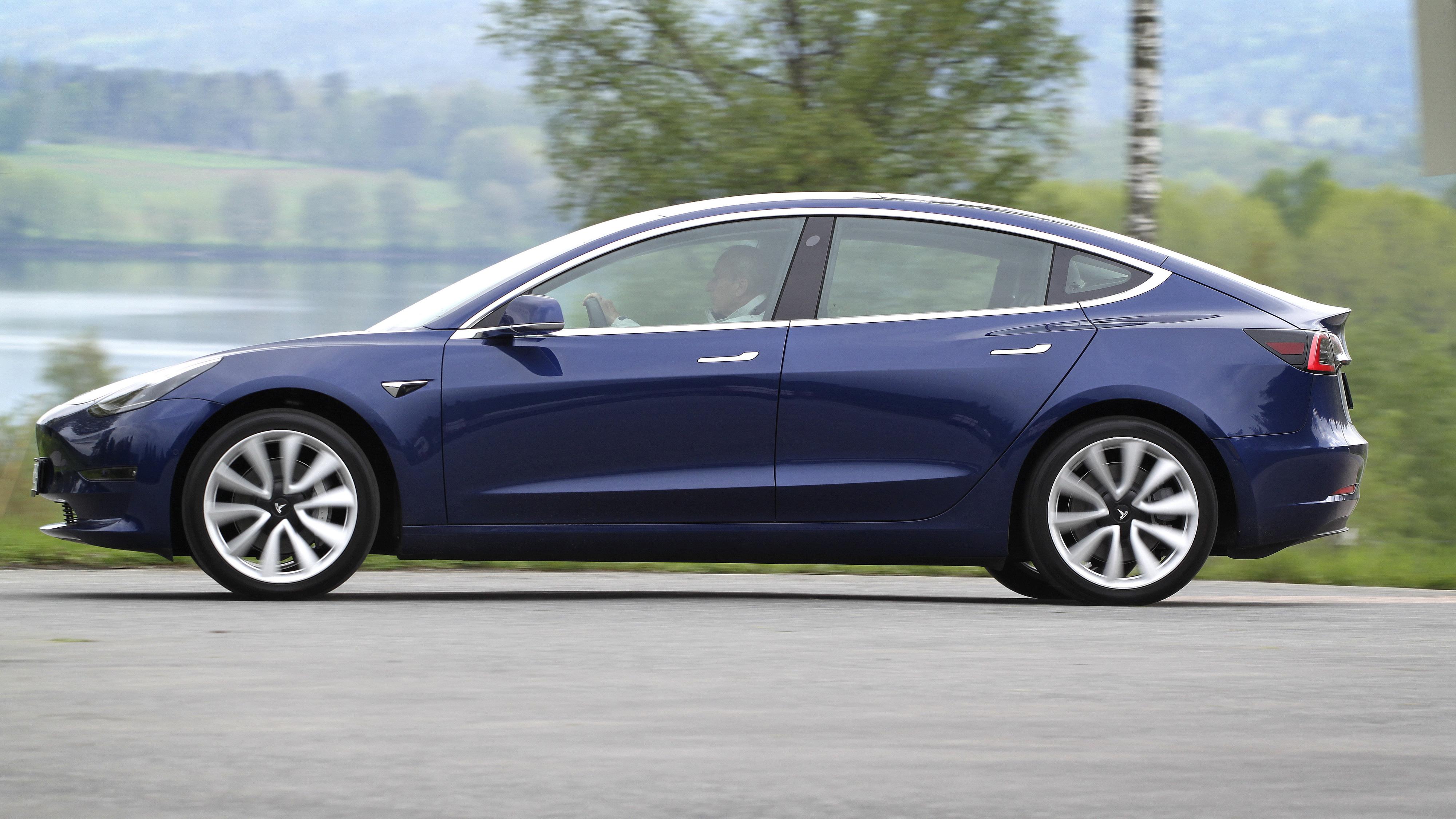 Tesla Model 3 inntok igjen salgstoppen i mars. Godt over 2000 biler ble fasit. 
