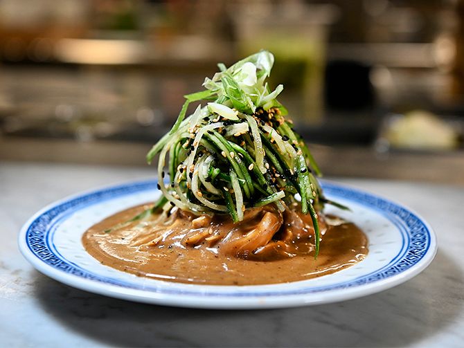 Nu börjar en mer genuin asiatisk matlagning dyka upp på krogen. ”Allt fler börjar laga kinesisk mat på riktigt, även klassiska kinakrogar”, säger Mymlan Isenborg på Surfers.